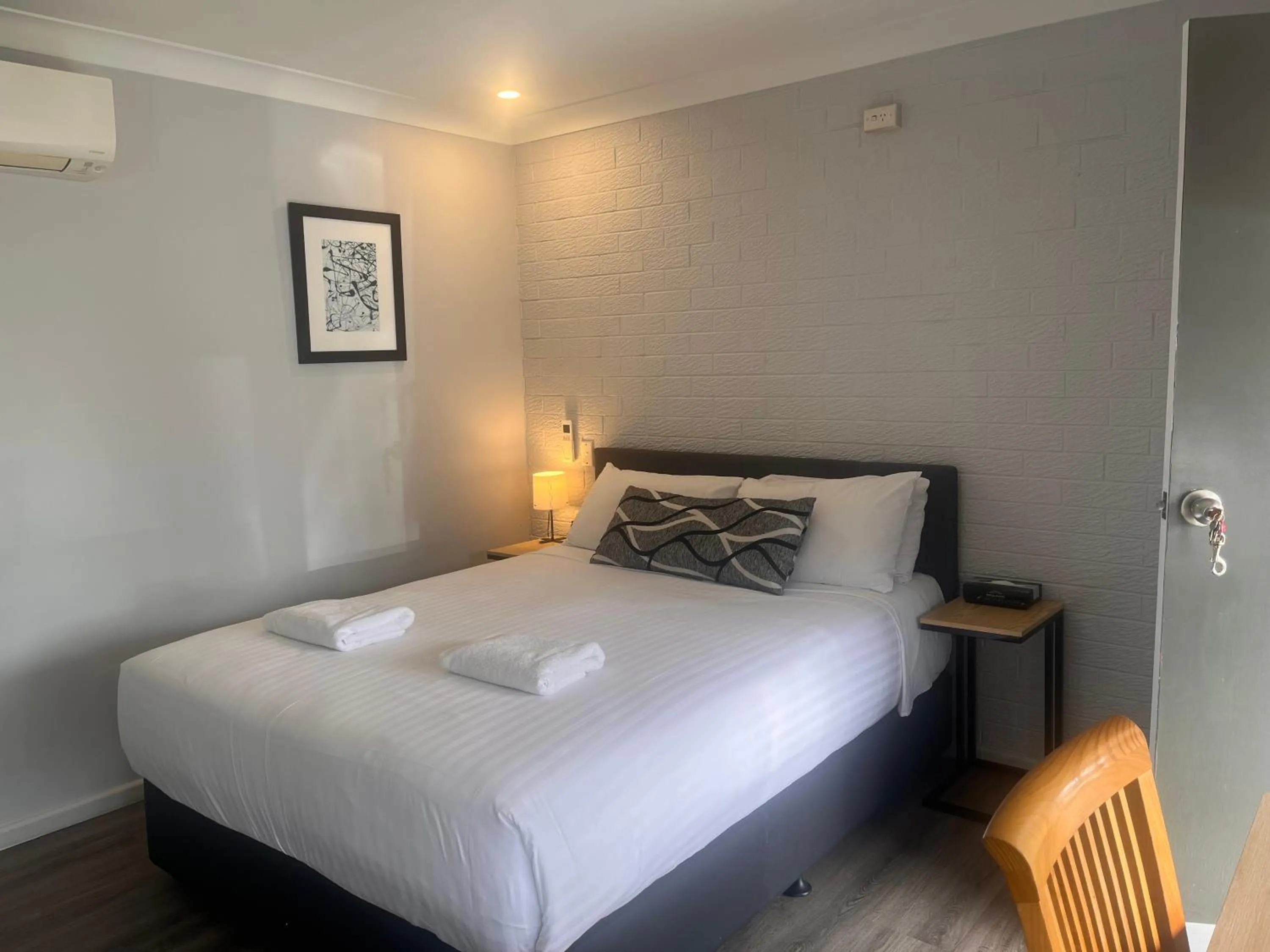 Bed in Fern Bay Motel