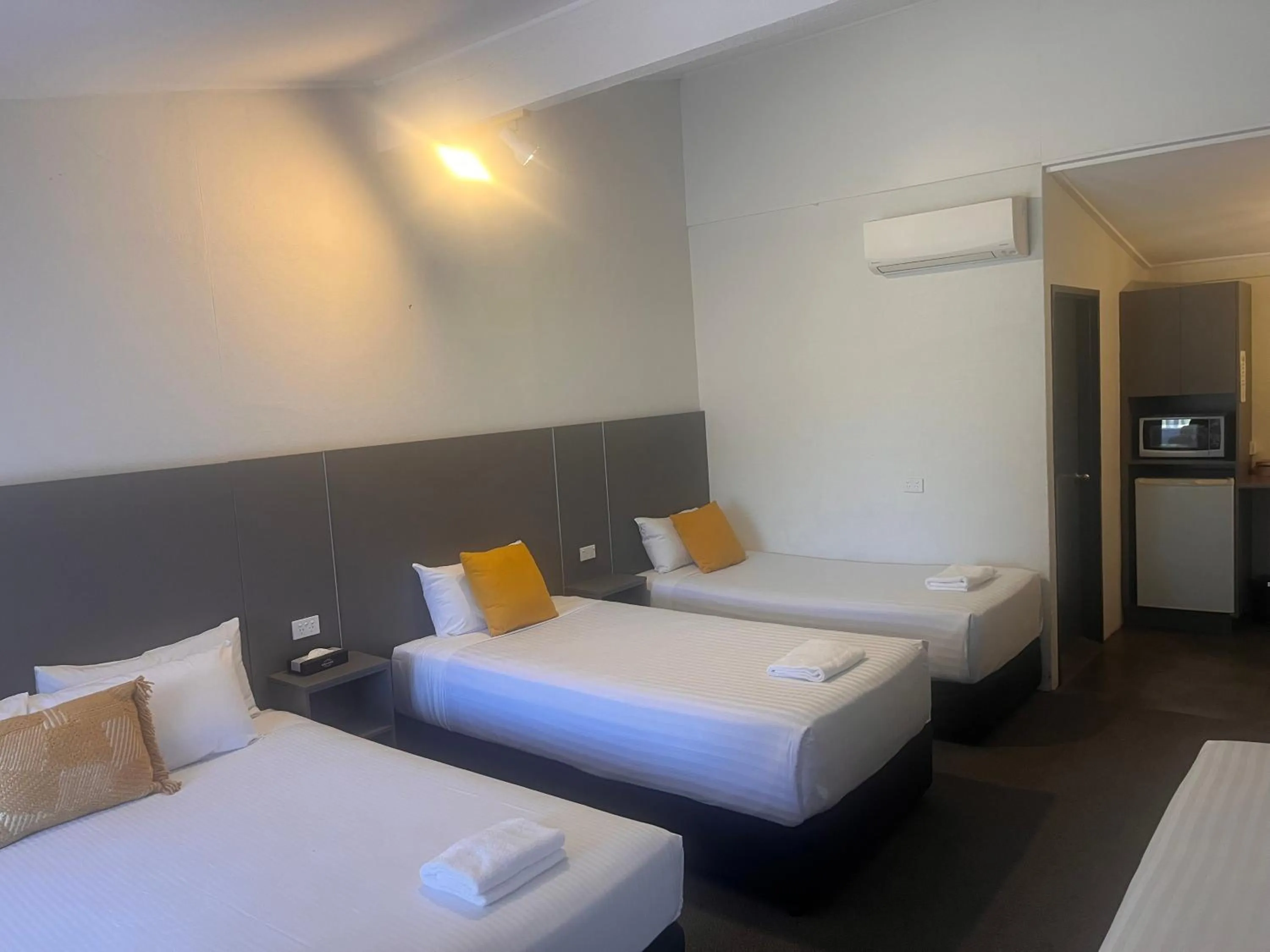 Bed in Fern Bay Motel