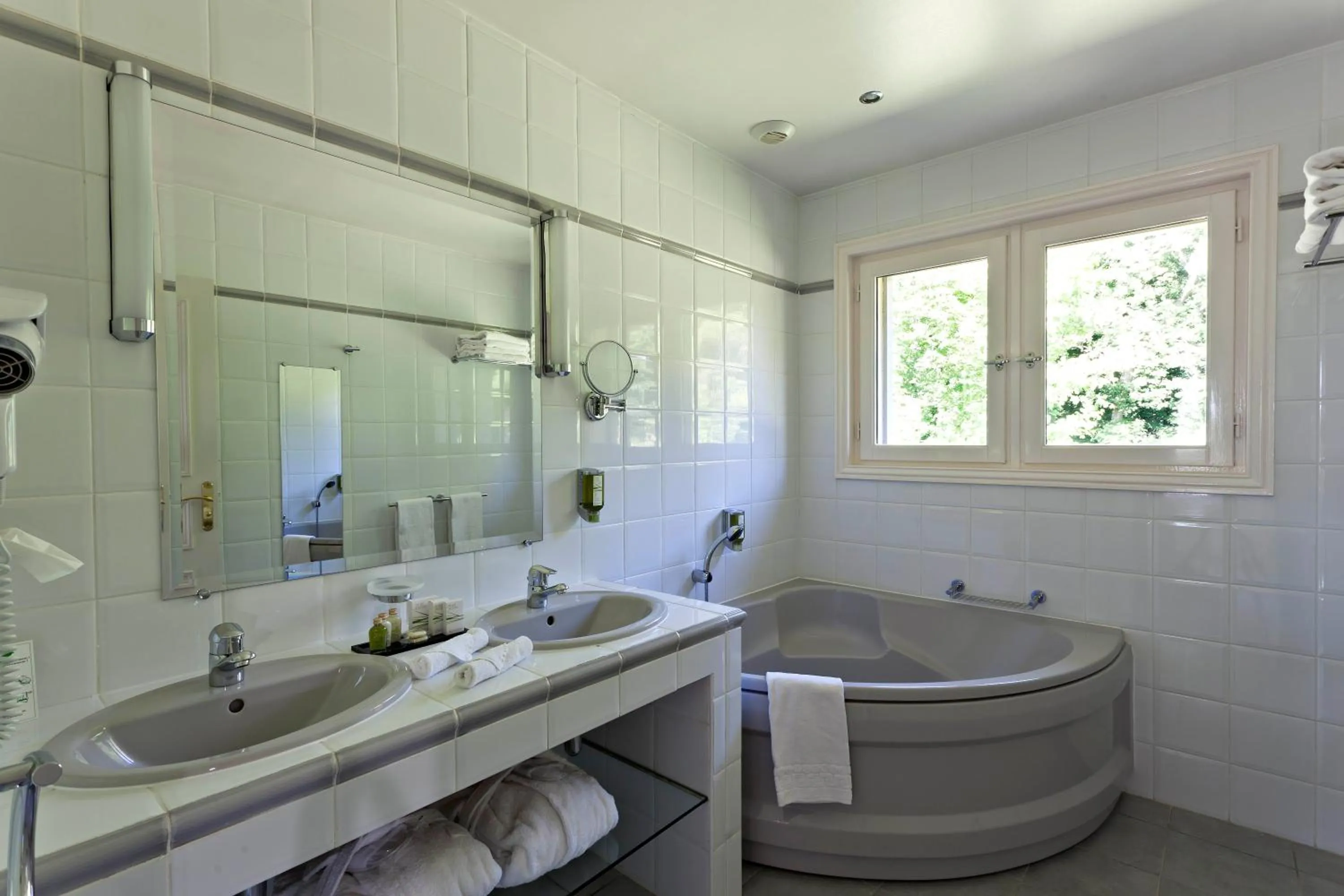 Bathroom in Hôtel Château Cléry
