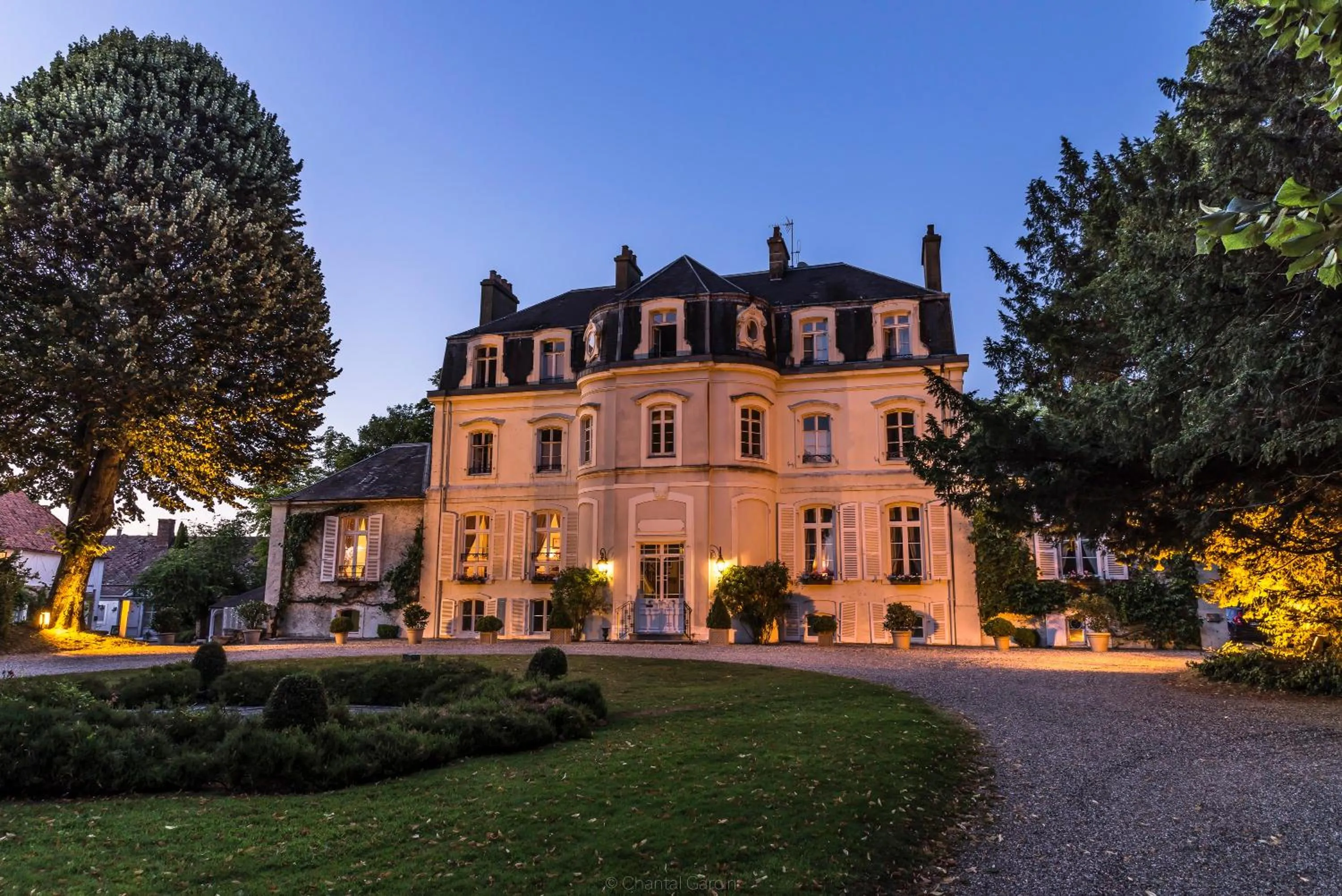 Property building in Hôtel Château Cléry