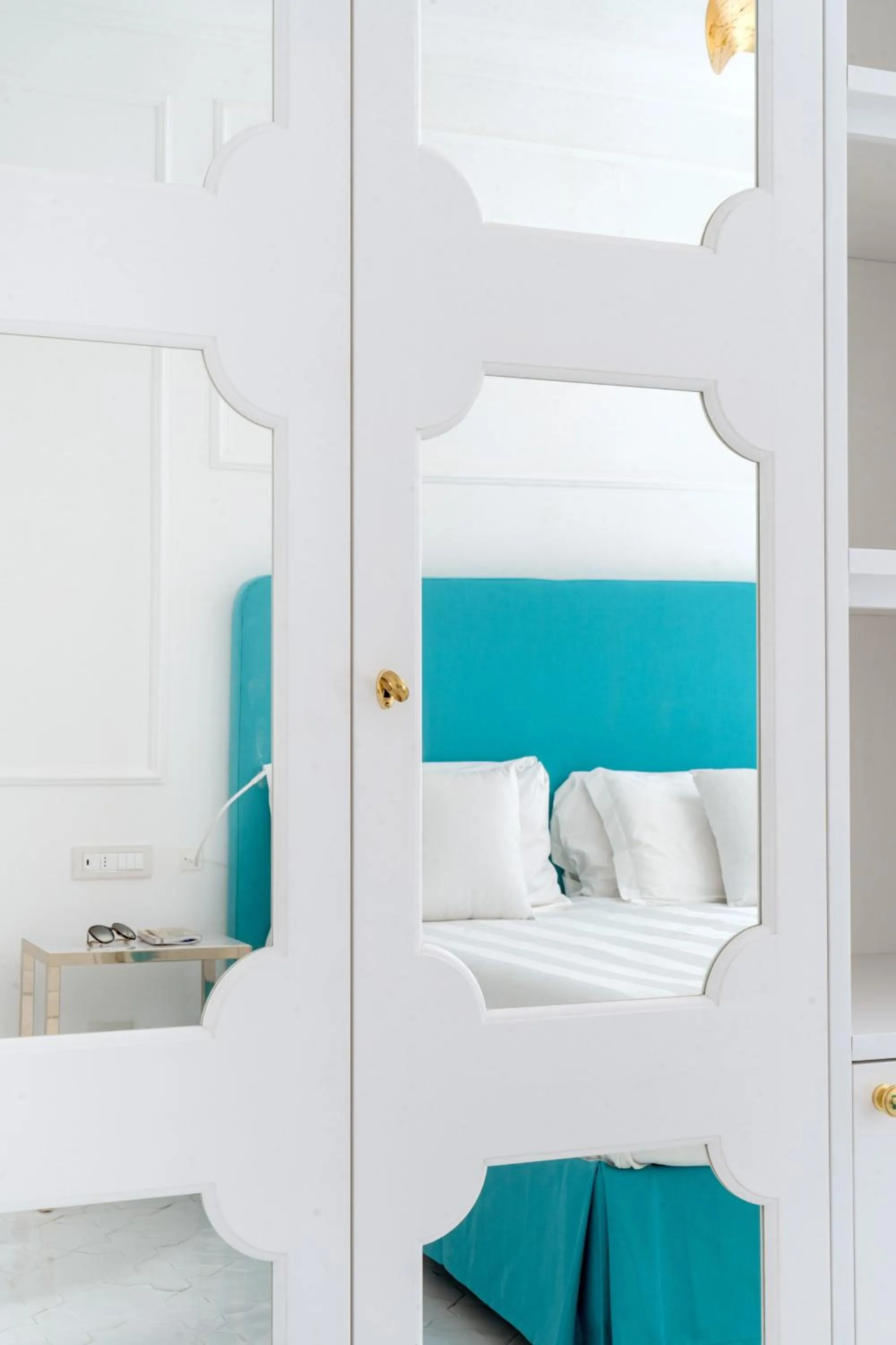 wardrobe, Bed in Hotel Lorelei Londres