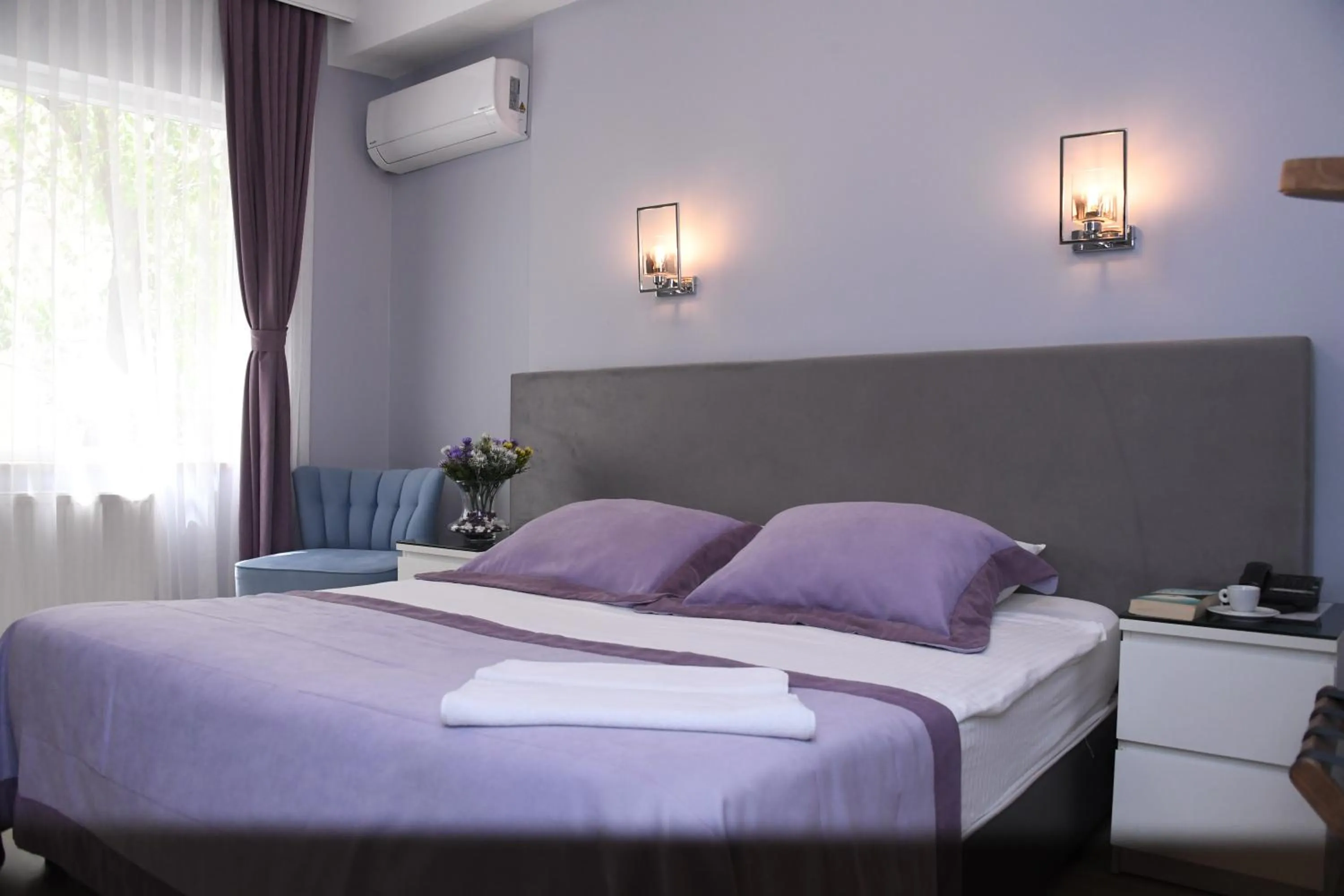 Bedroom, Bed in A Hotels & Suite