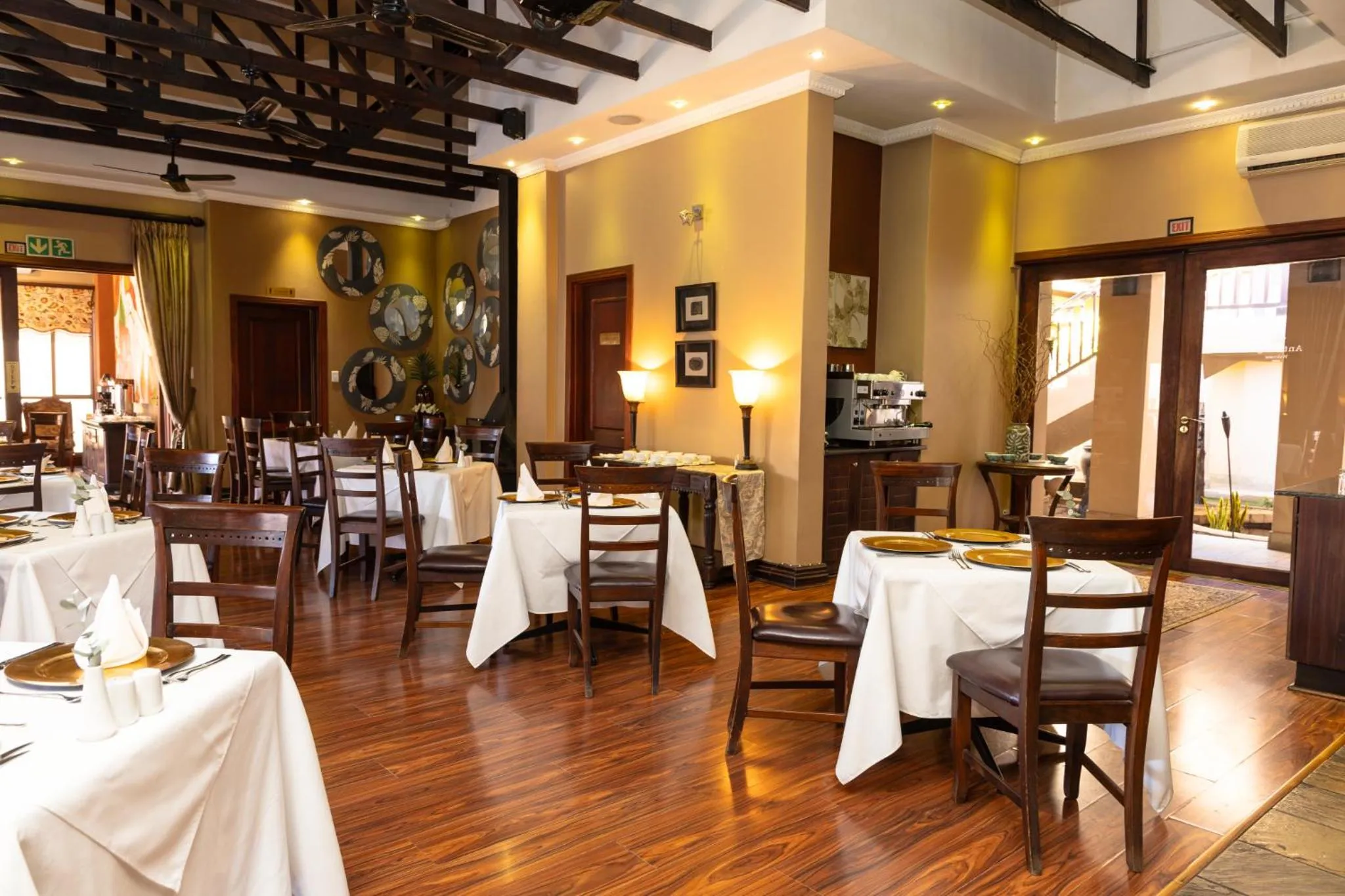 Restaurant/places to eat in Anta Boga Hotel