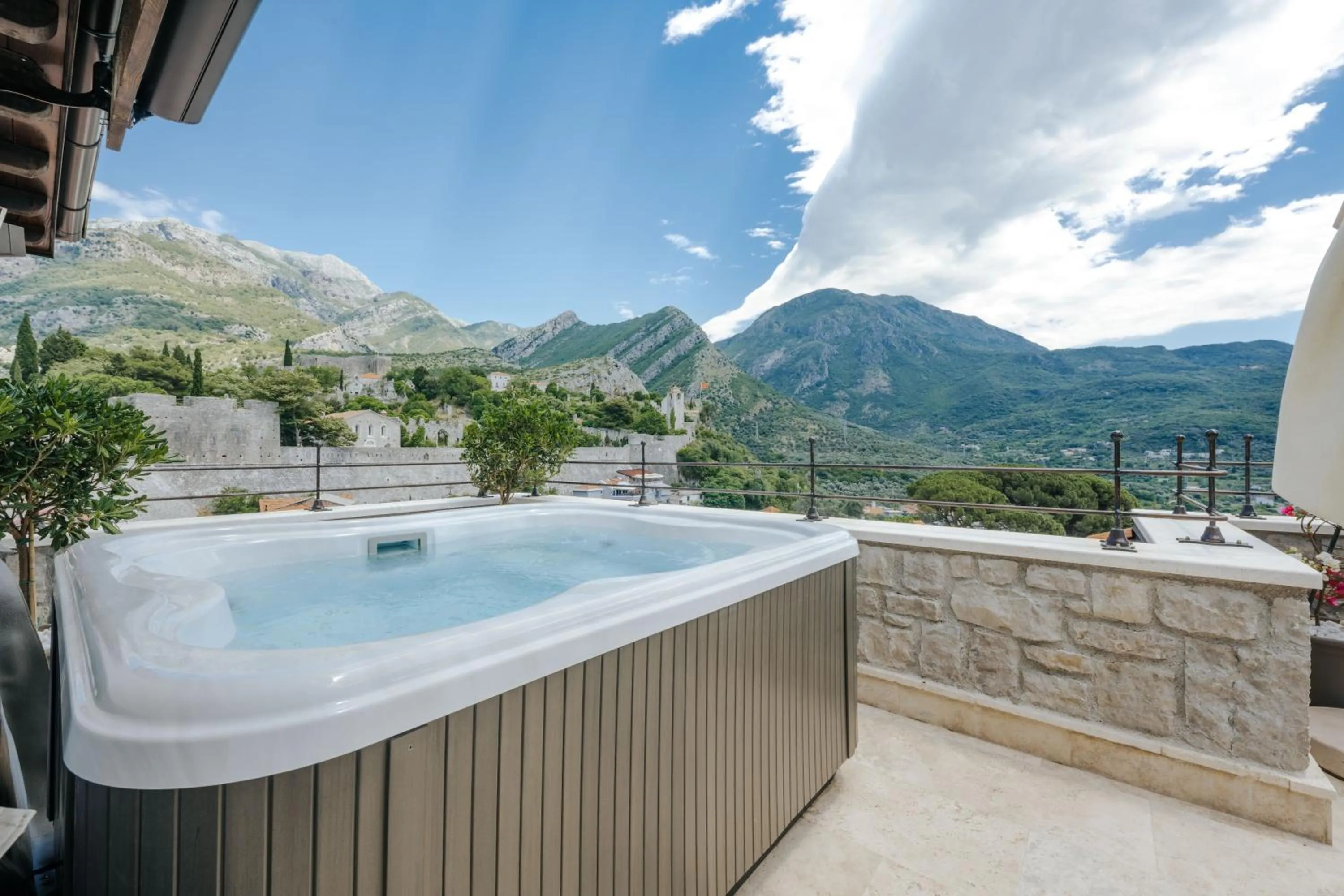 Hot Tub in Stara Čaršija Hotel & SPA