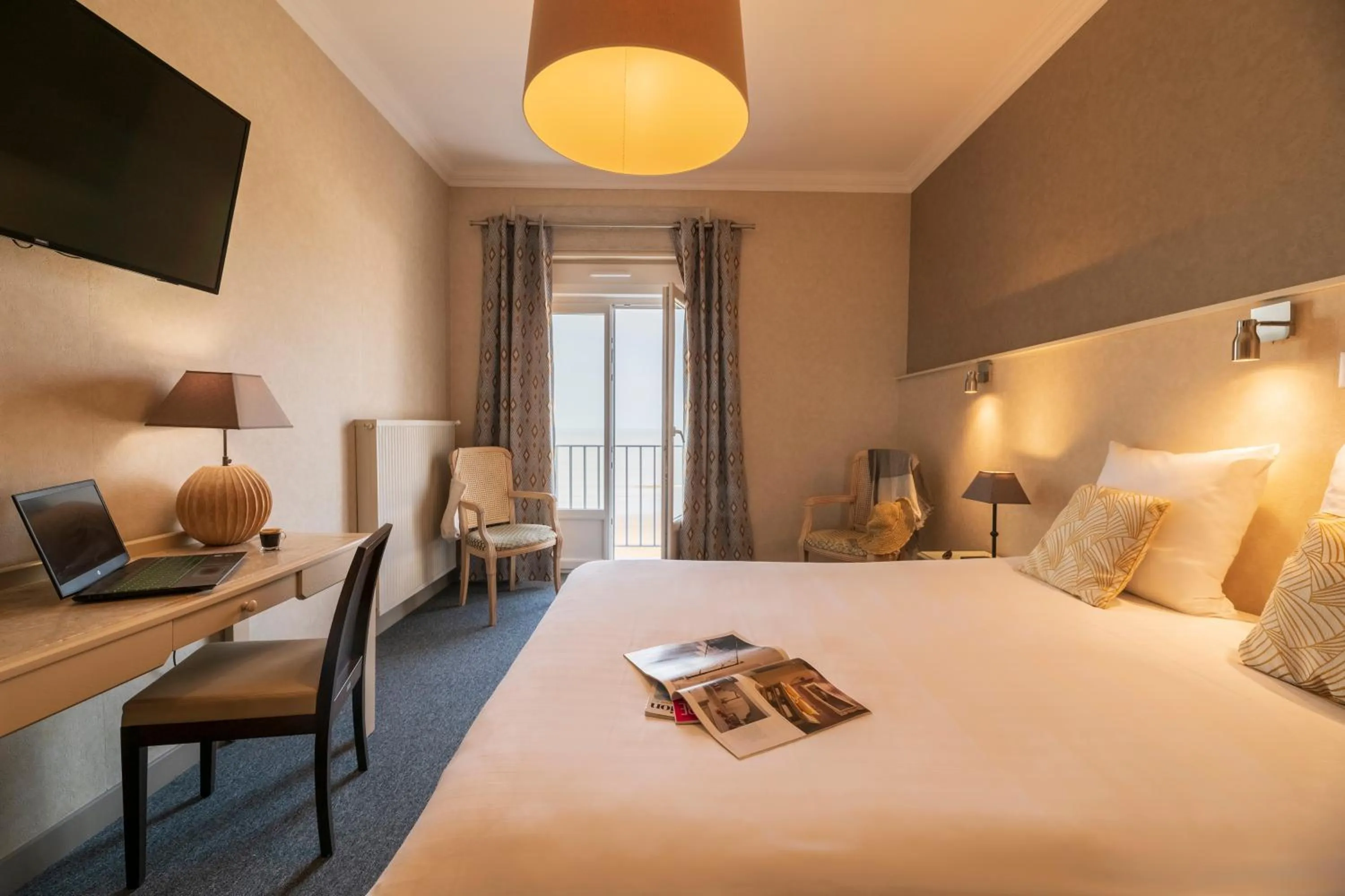 Bedroom, Bed in CERISE Royan - Le Grand Hôtel de la Plage