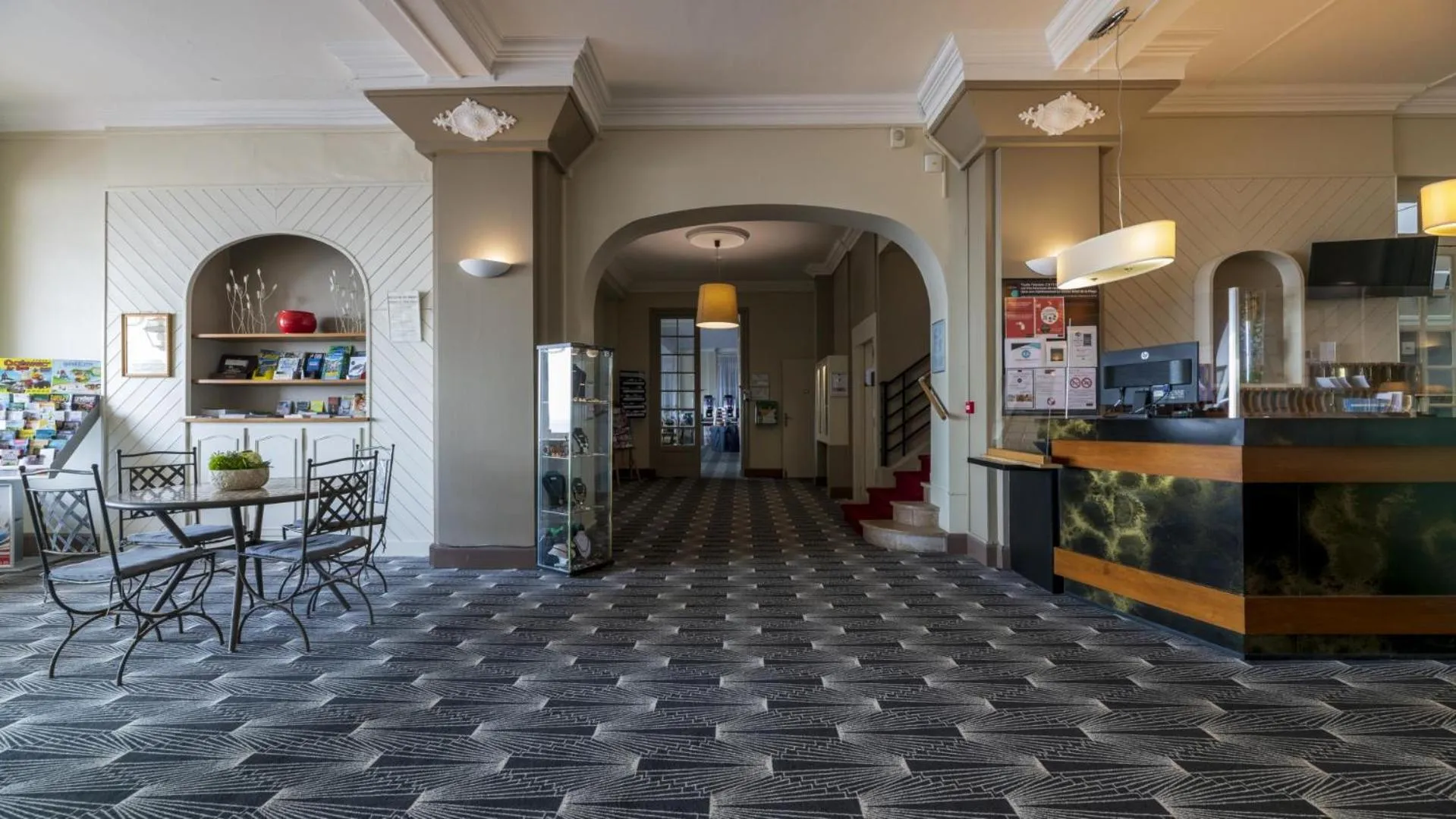 Lobby or reception in CERISE Royan - Le Grand Hôtel de la Plage
