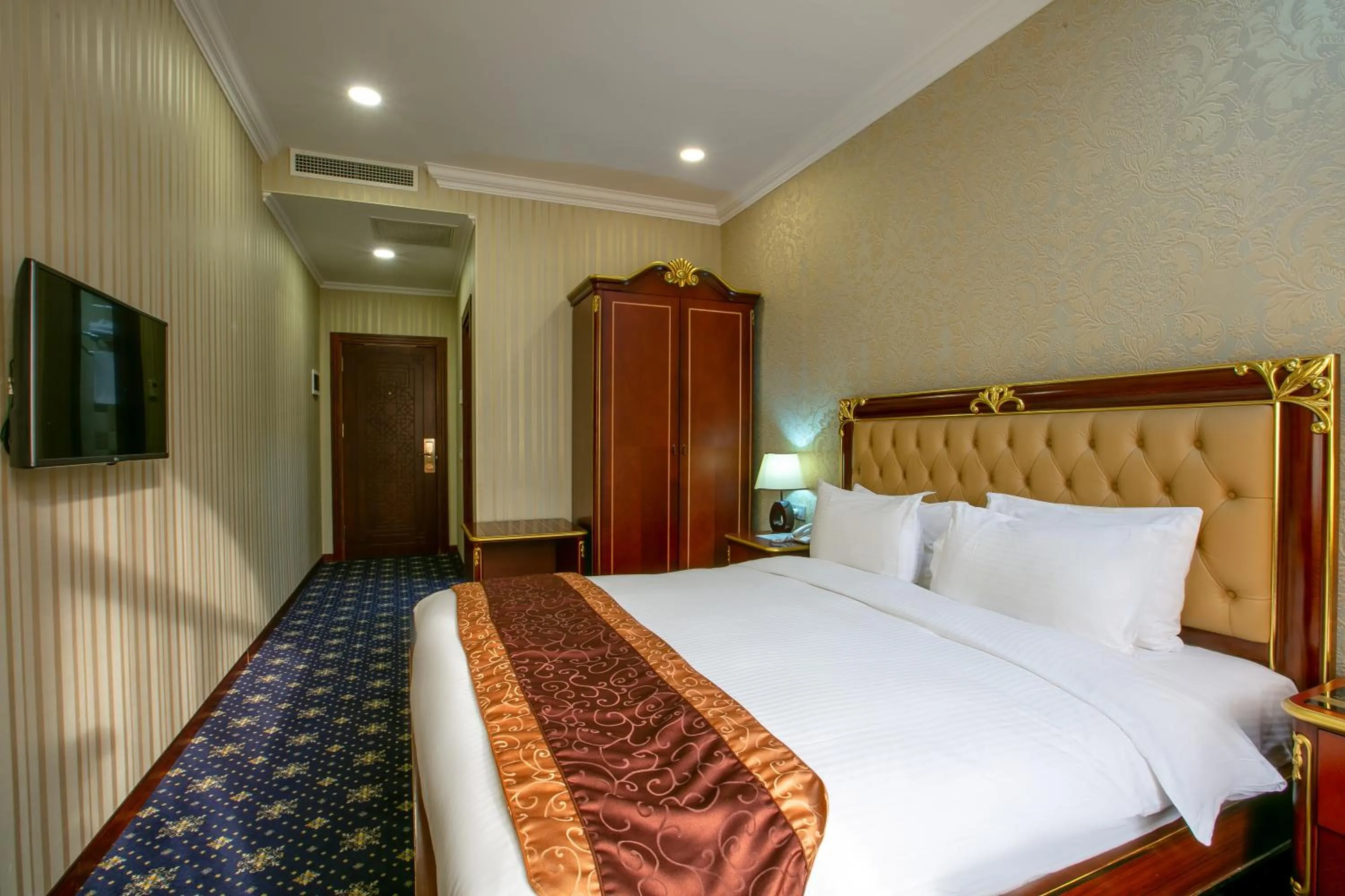 Bed in Shah Palace Luxury Museum Hotel