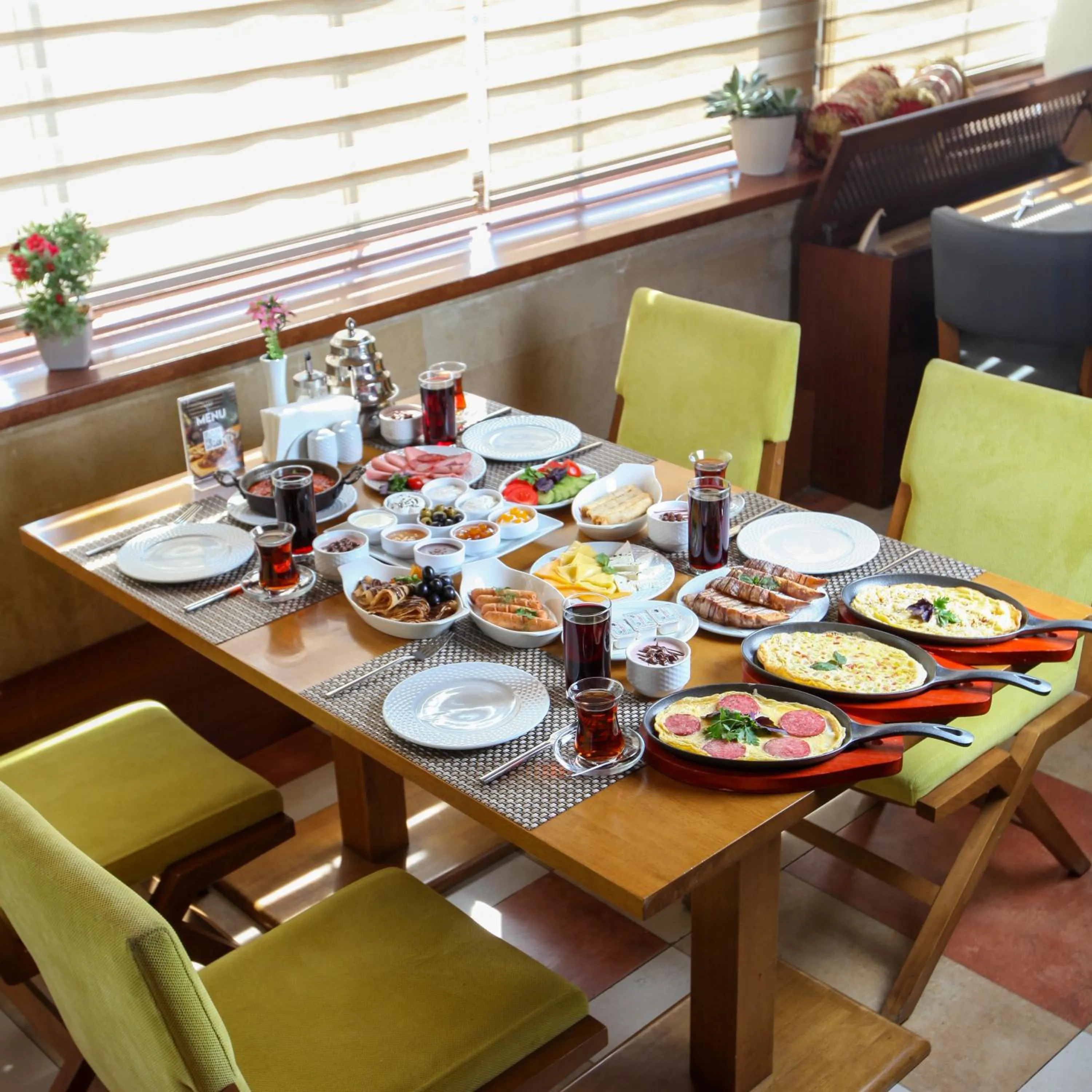 Restaurant/places to eat in Shah Palace Luxury Museum Hotel