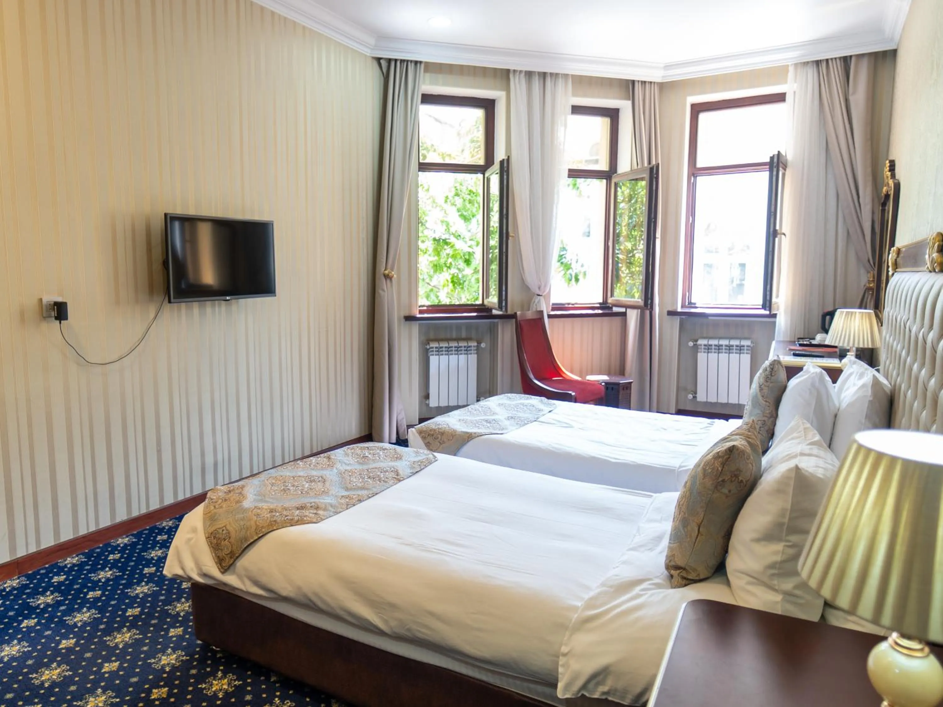 Photo of the whole room, Bed in Shah Palace Luxury Museum Hotel