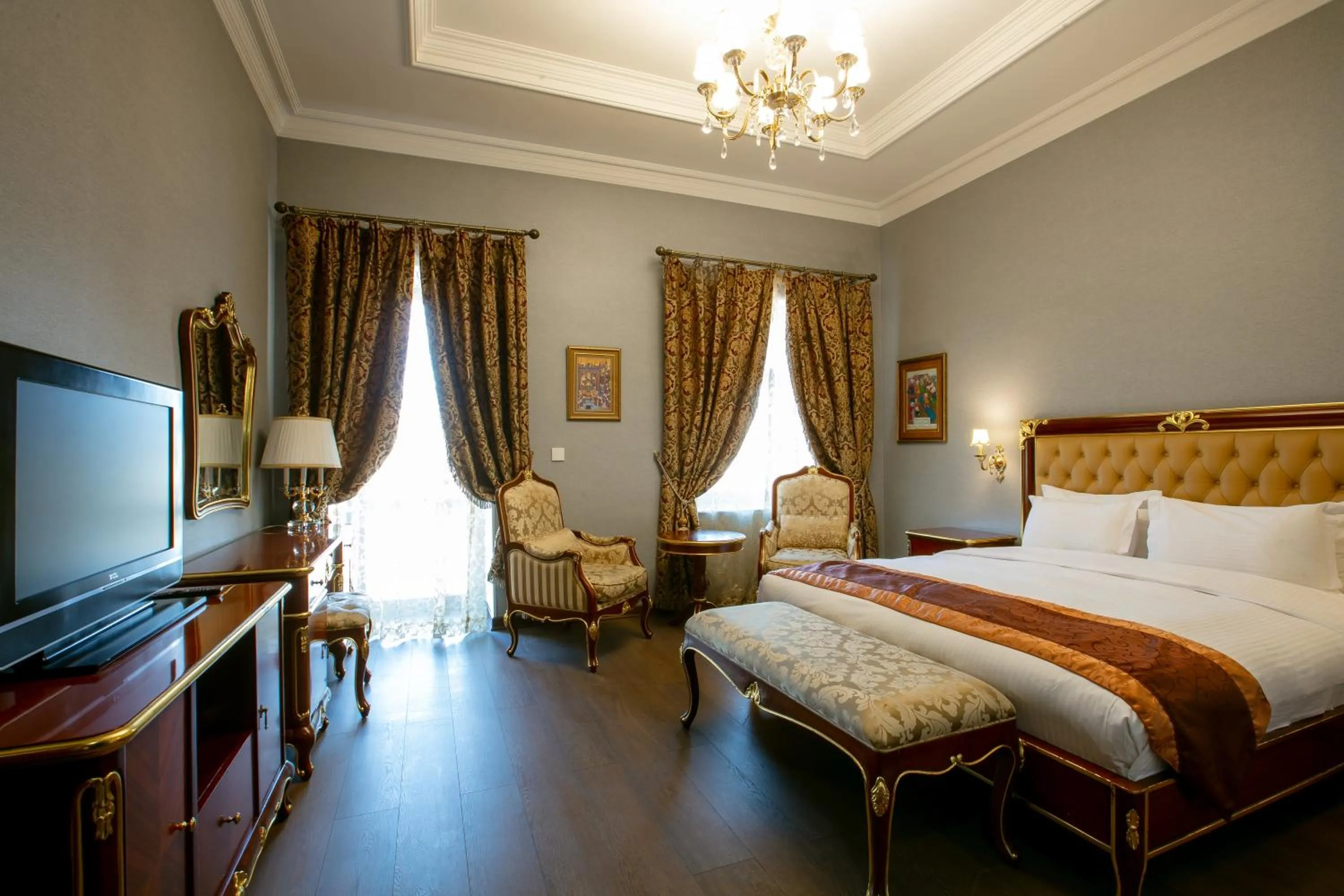 Bed in Shah Palace Luxury Museum Hotel