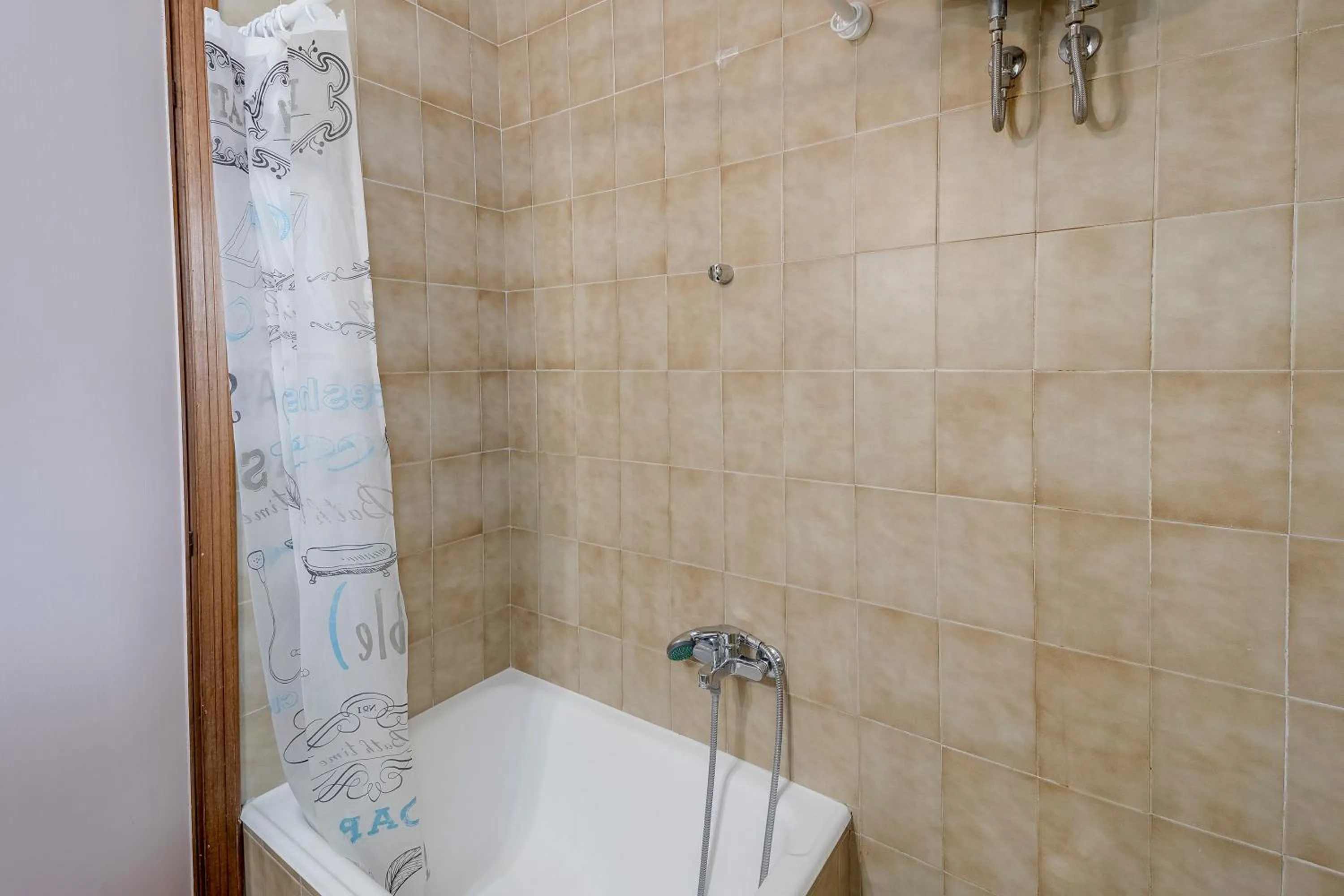 Shower in Loano Apartment Pool & Garden