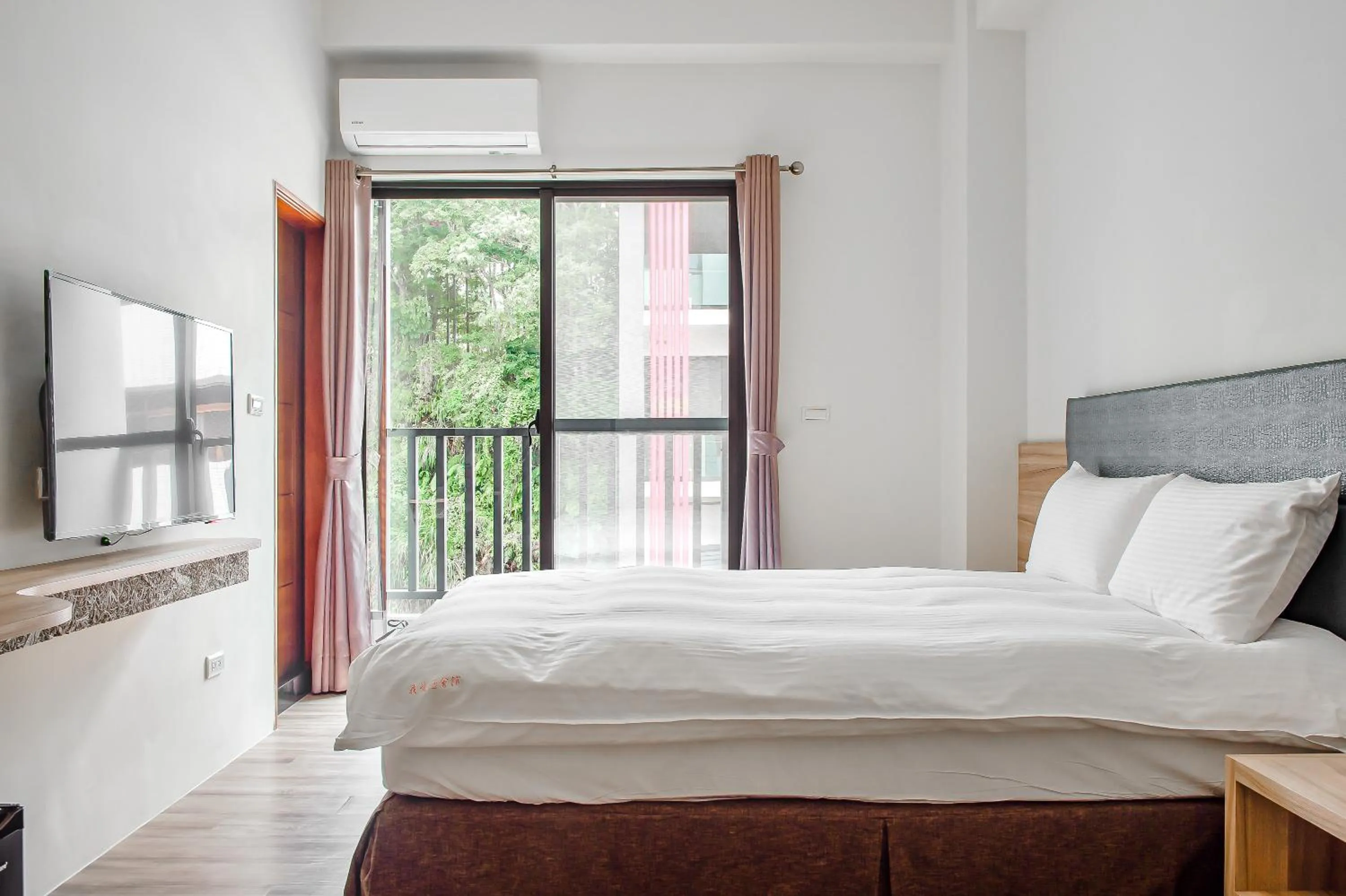 Bed in Sun Moon Lake I Love You