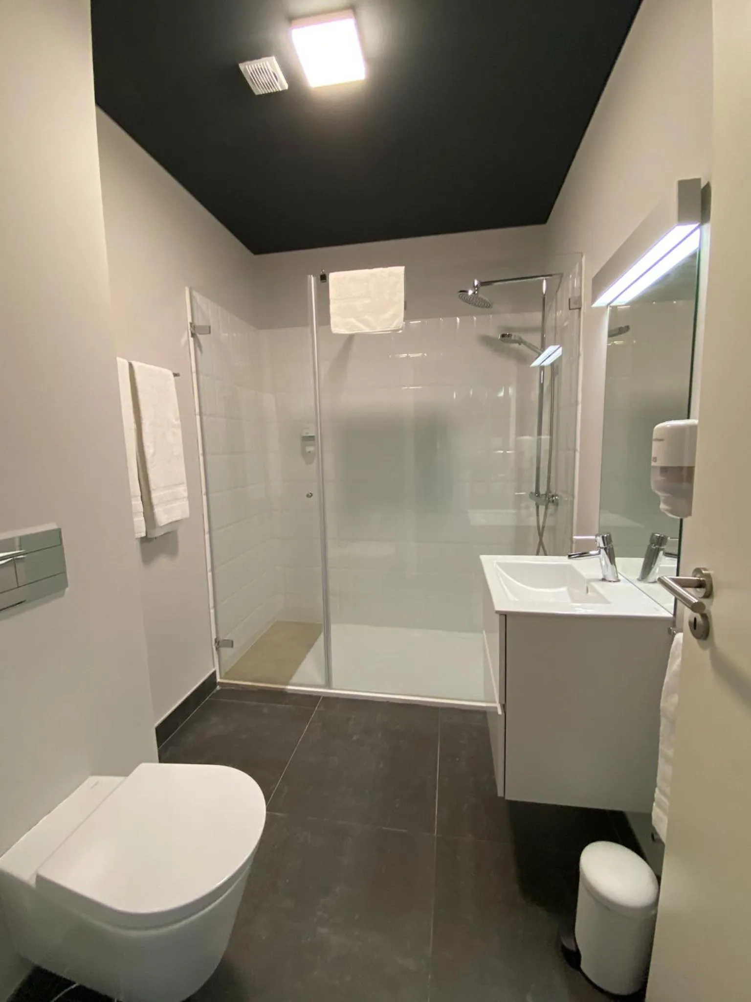 Toilet in Villa Graça -Hostels and Apartments