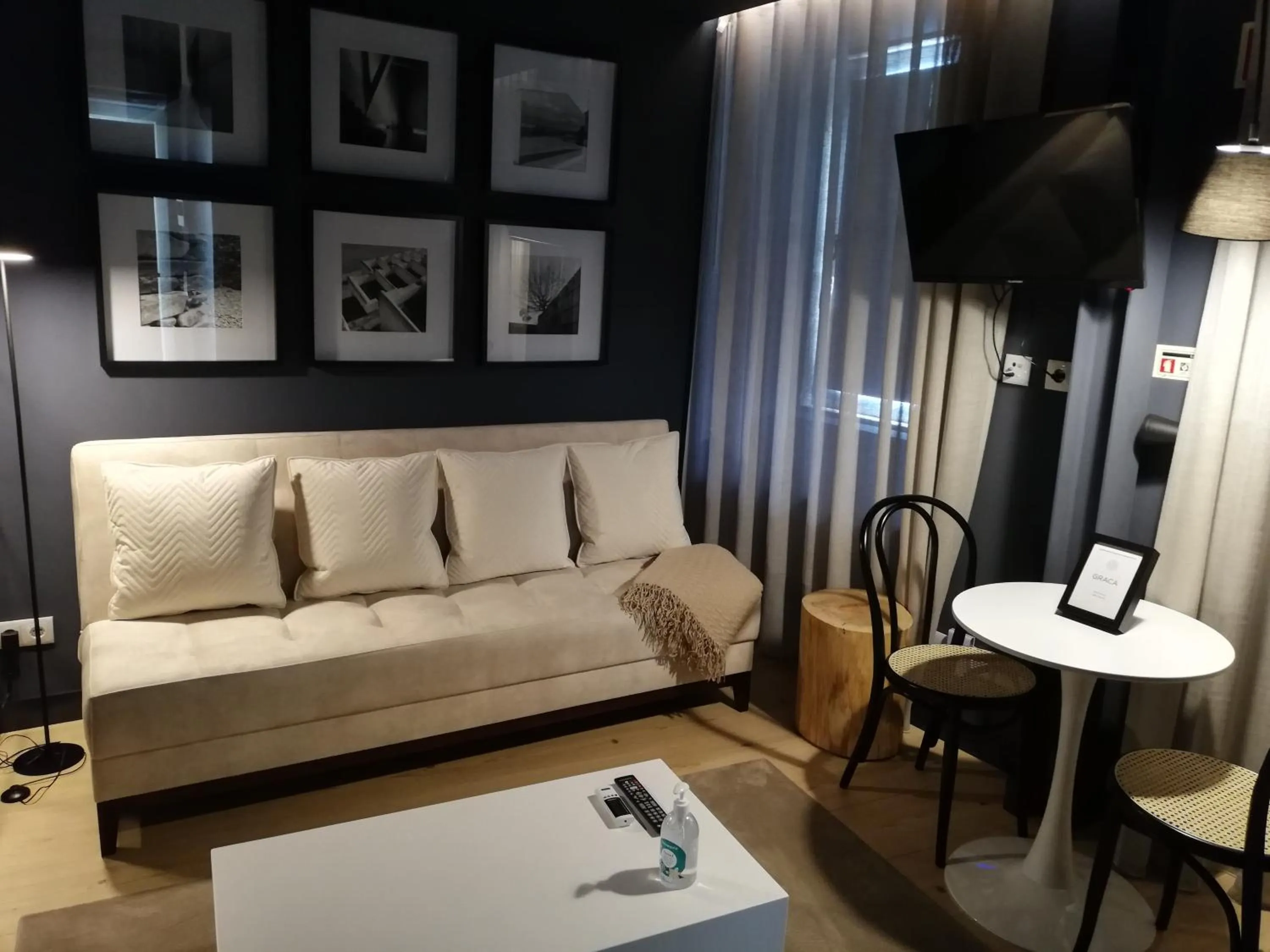 TV and multimedia in Villa Graça -Hostels and Apartments