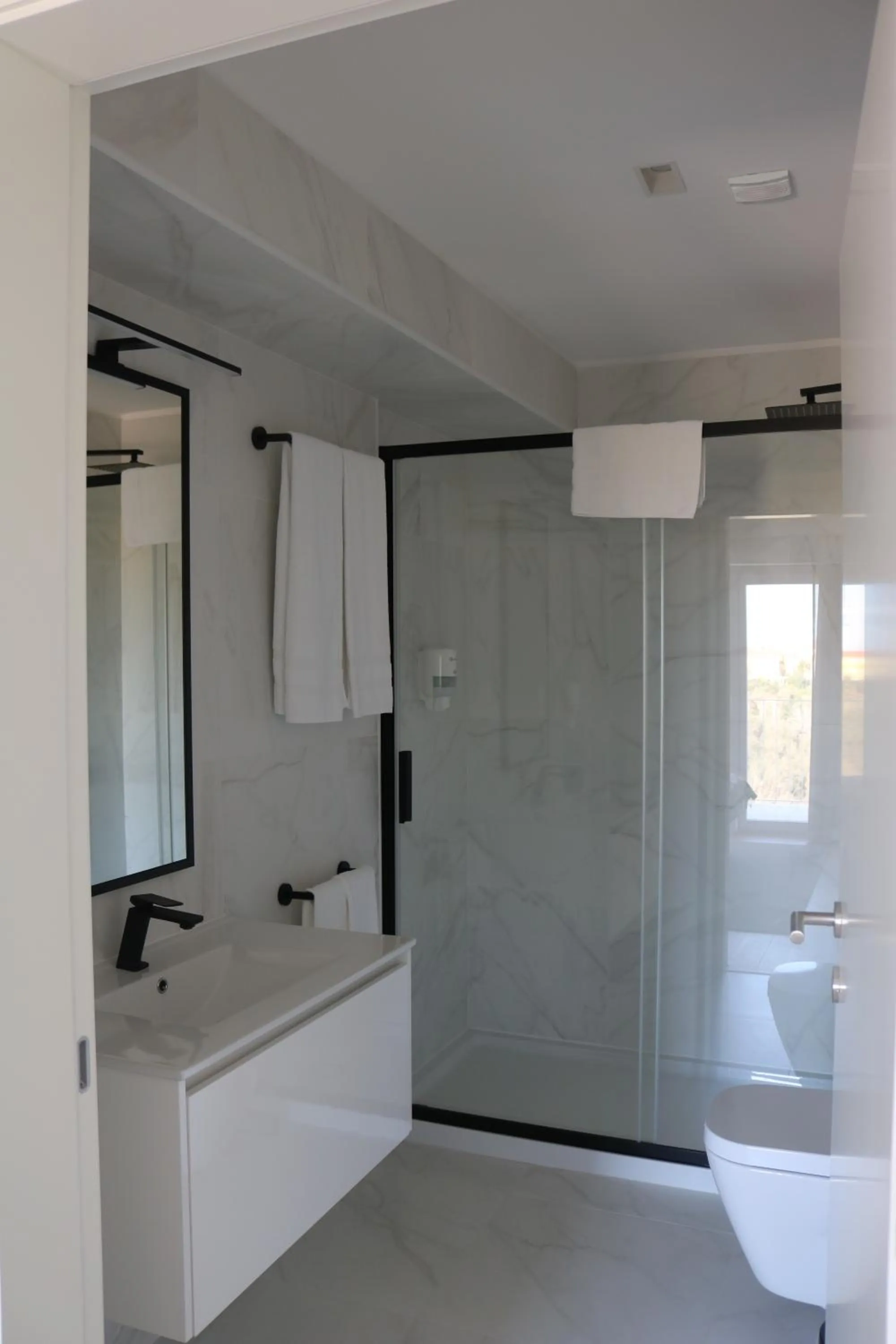 Toilet in Villa Graça -Hostels and Apartments