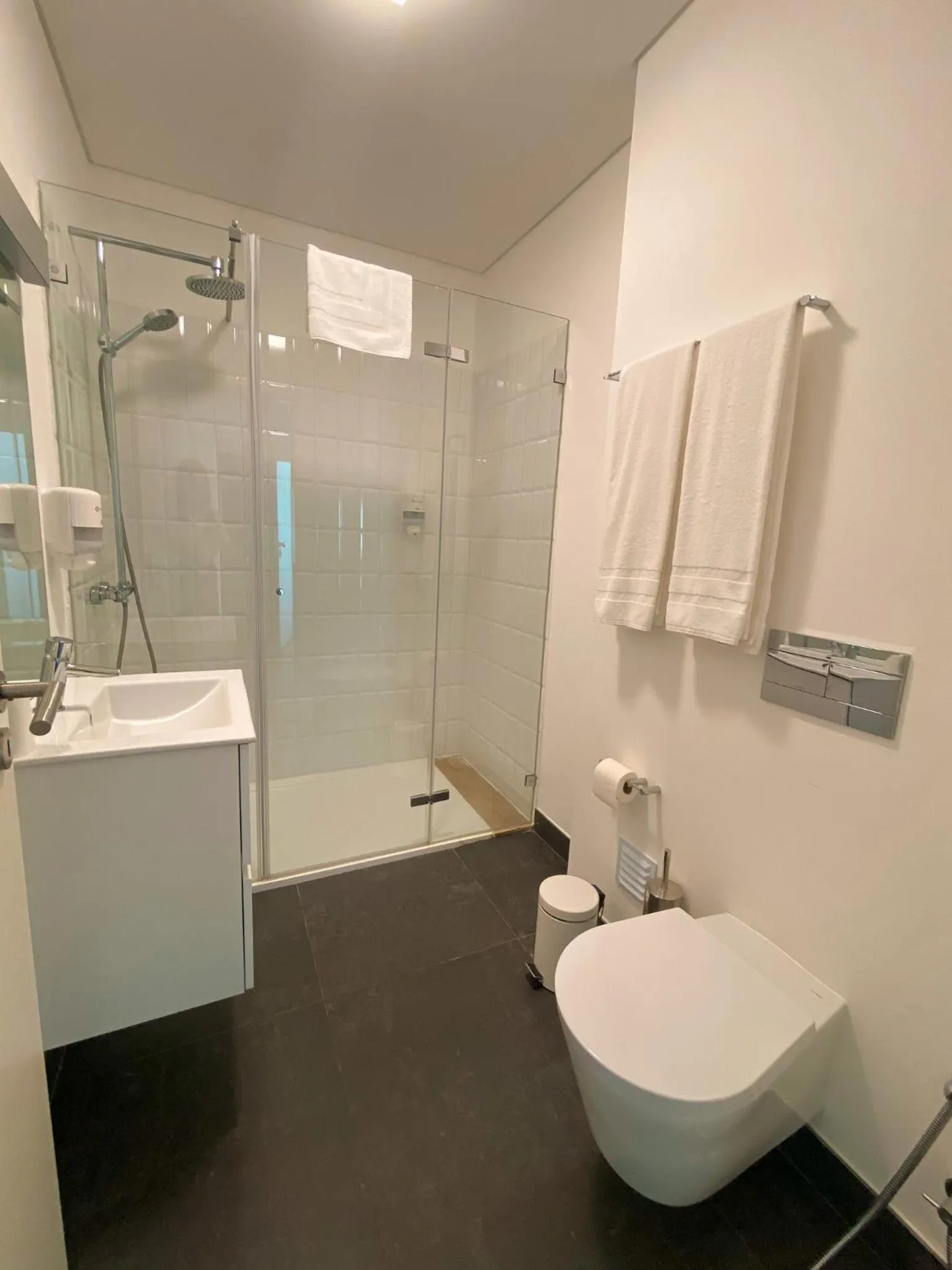 Shower in Villa Graça -Hostels and Apartments