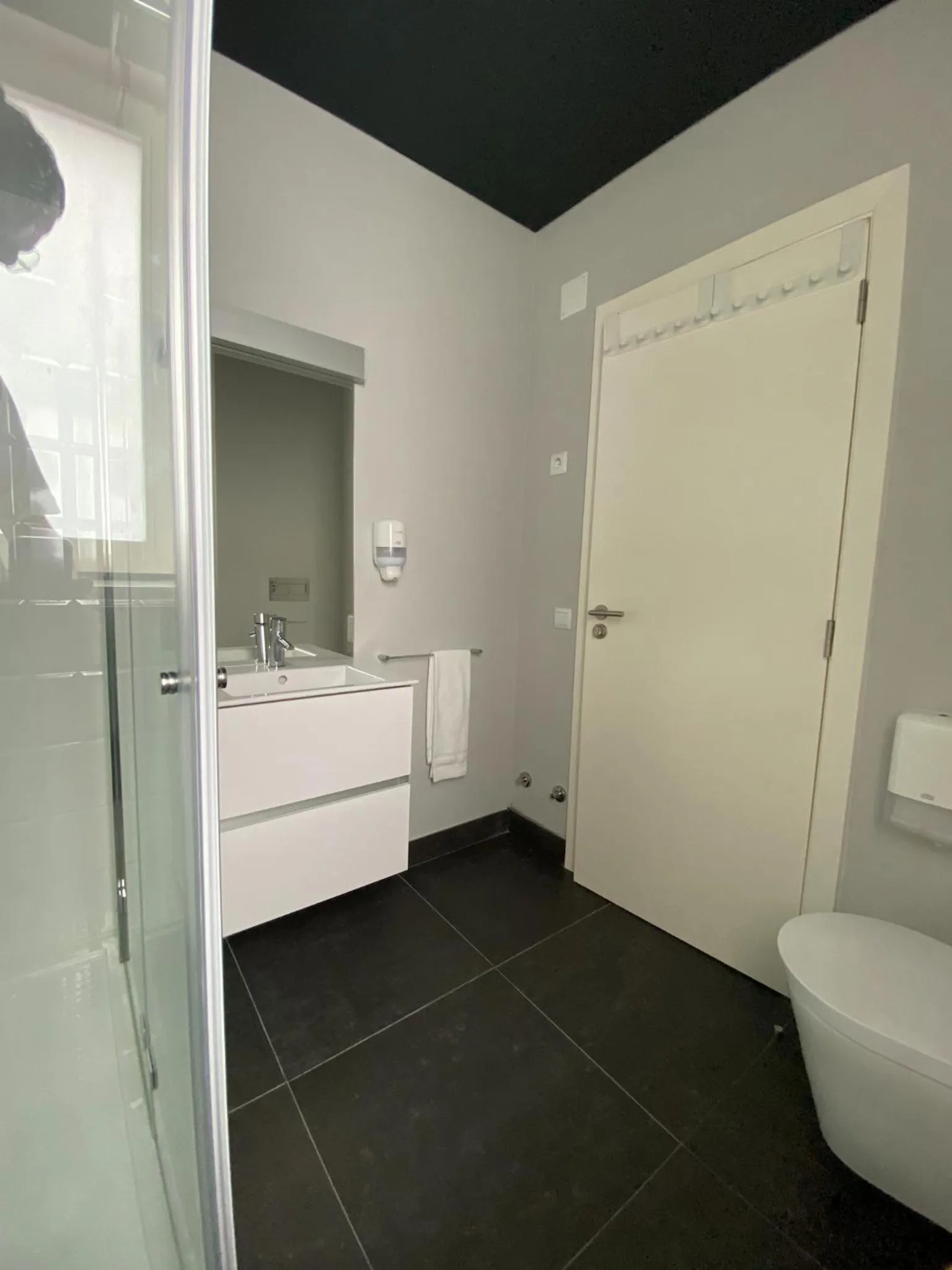 Toilet in Villa Graça -Hostels and Apartments