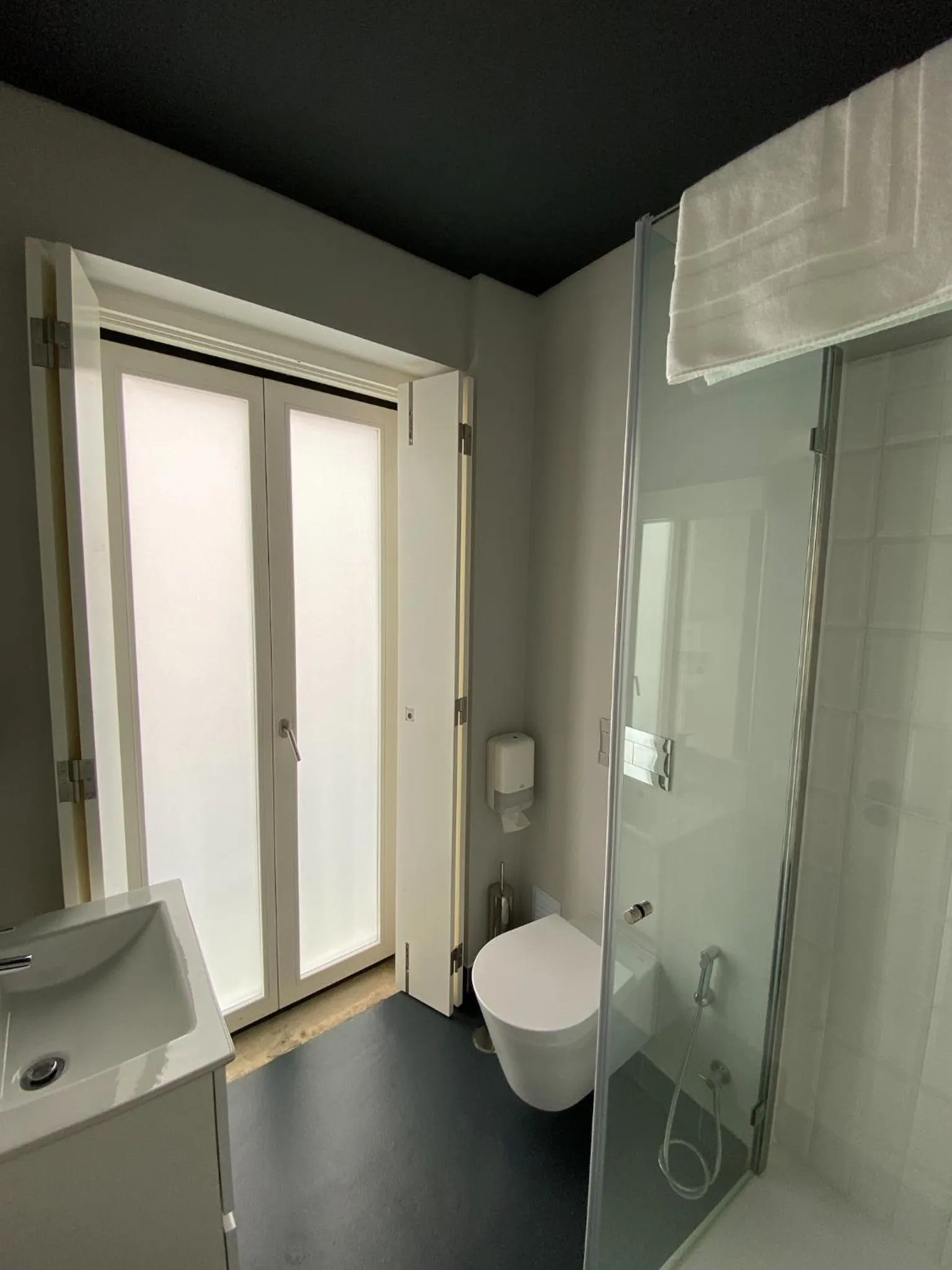 Toilet in Villa Graça -Hostels and Apartments