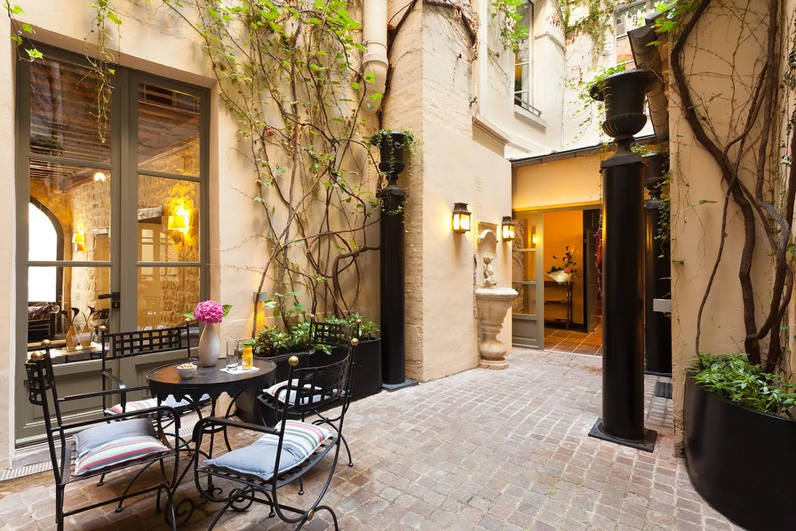 Patio in Hotel Fontaines du Luxembourg