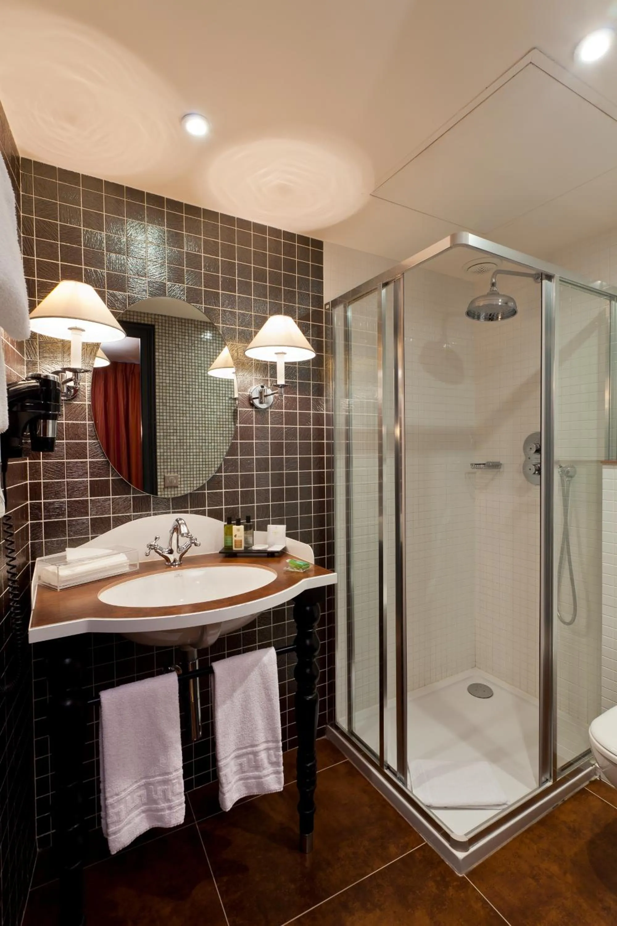 Shower in Hotel Fontaines du Luxembourg