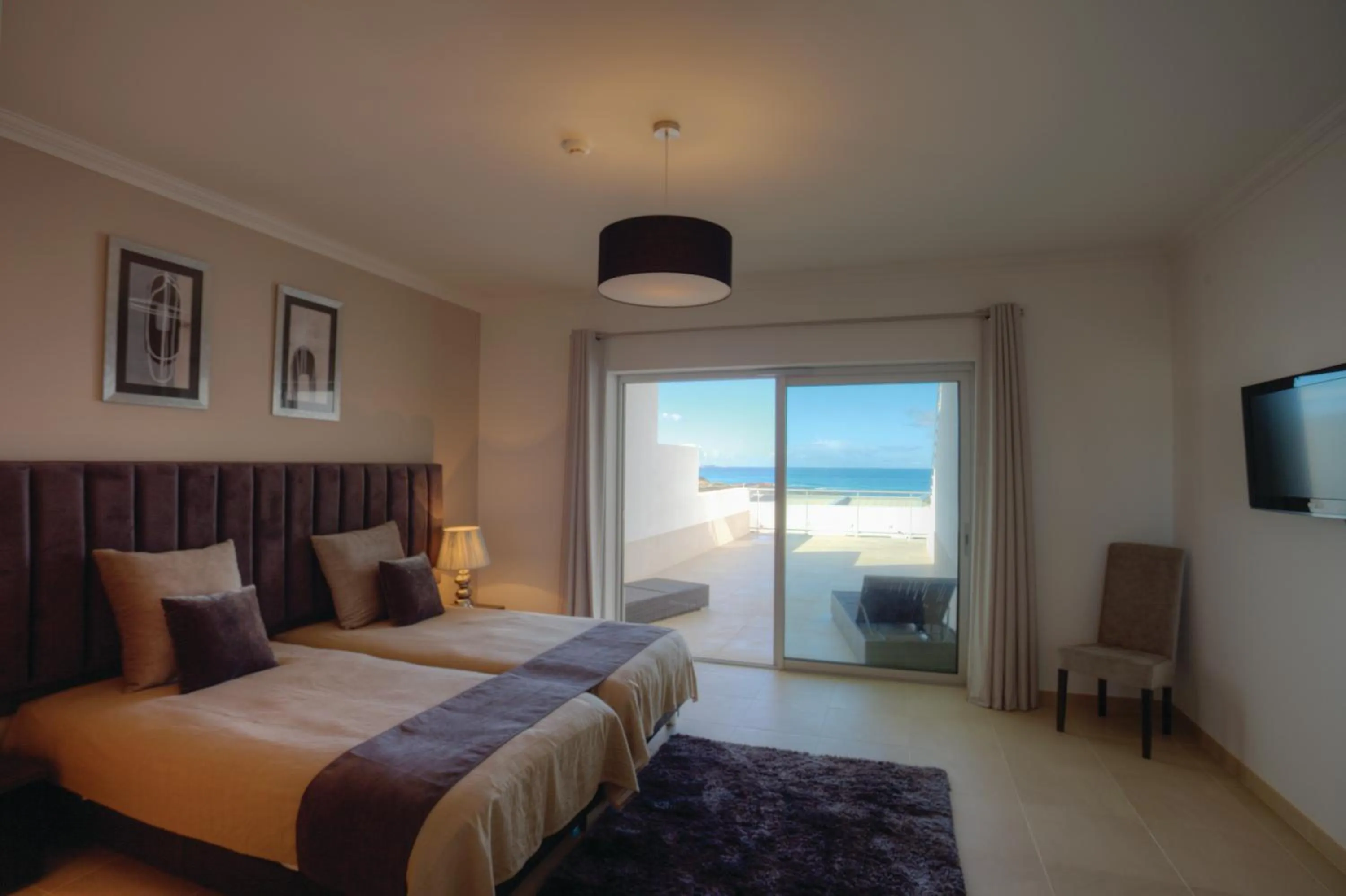 Balcony/Terrace, Bed in The Beachfront - Praia D'El Rey Golf & Beach Resort