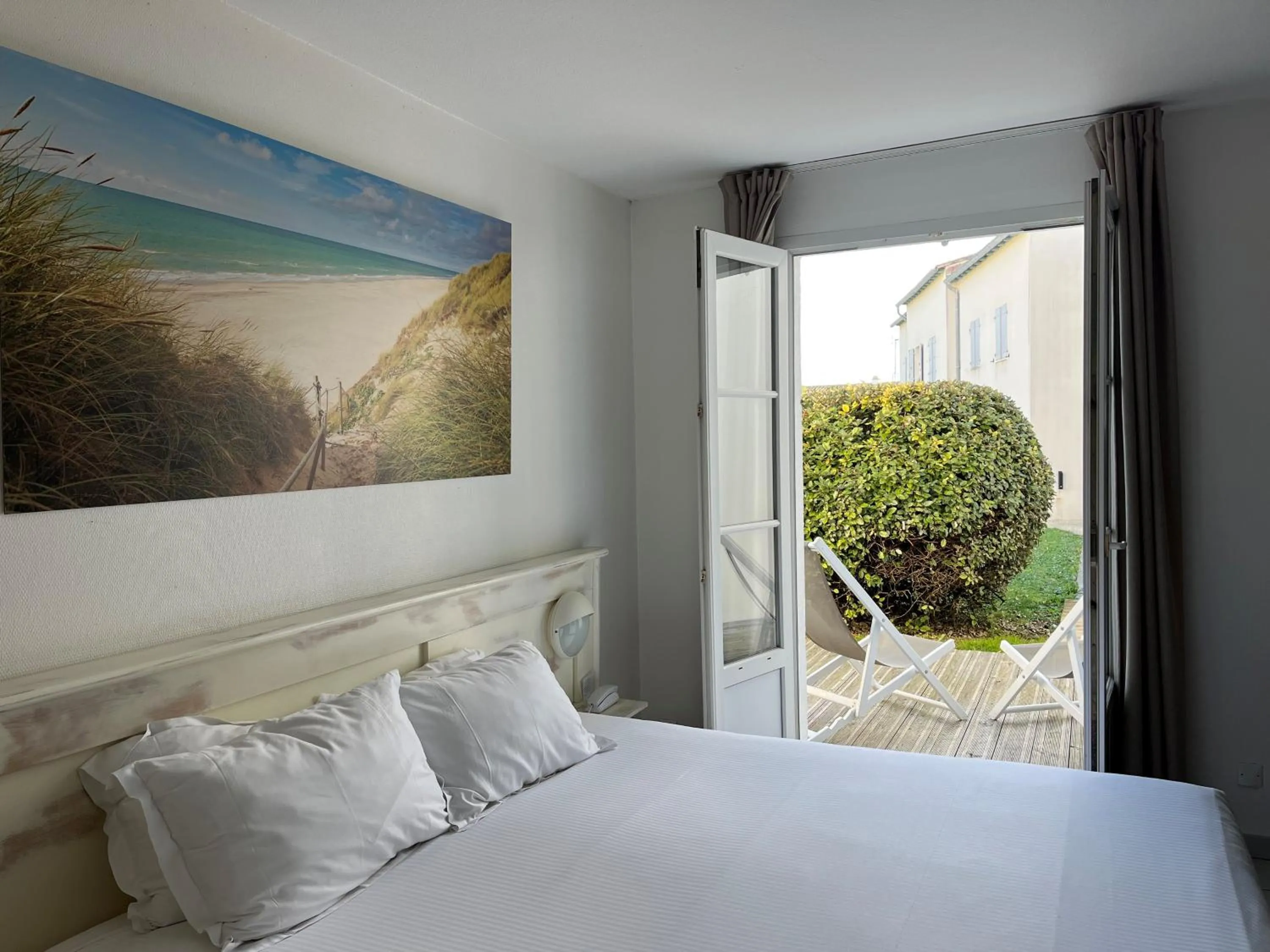 Bedroom, Bed in Thalacap Île de Ré - Thalasso & Spa