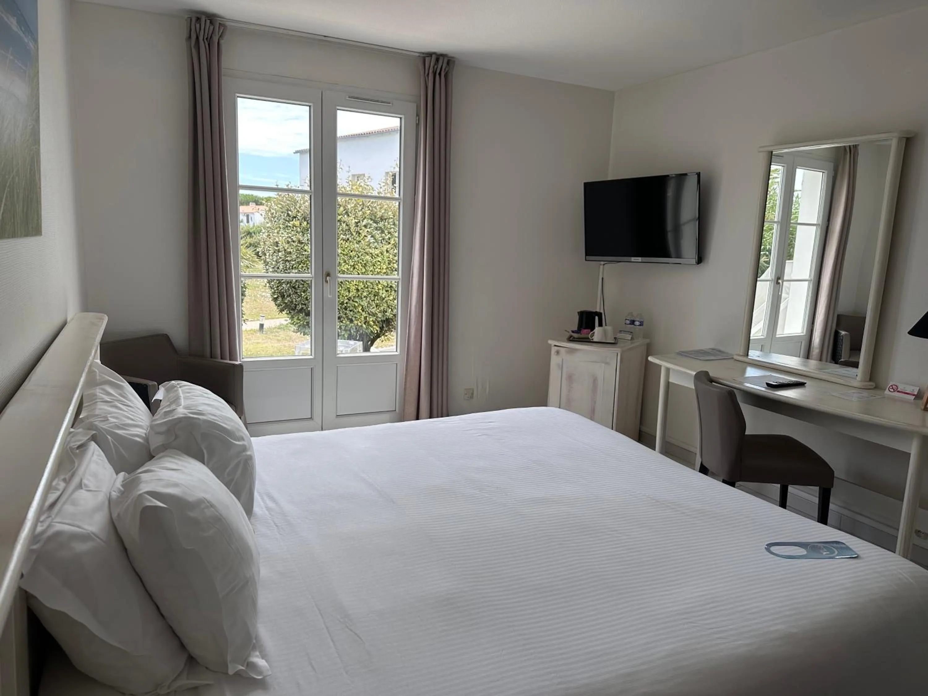 Bedroom, Bed in Thalacap Île de Ré - Thalasso & Spa
