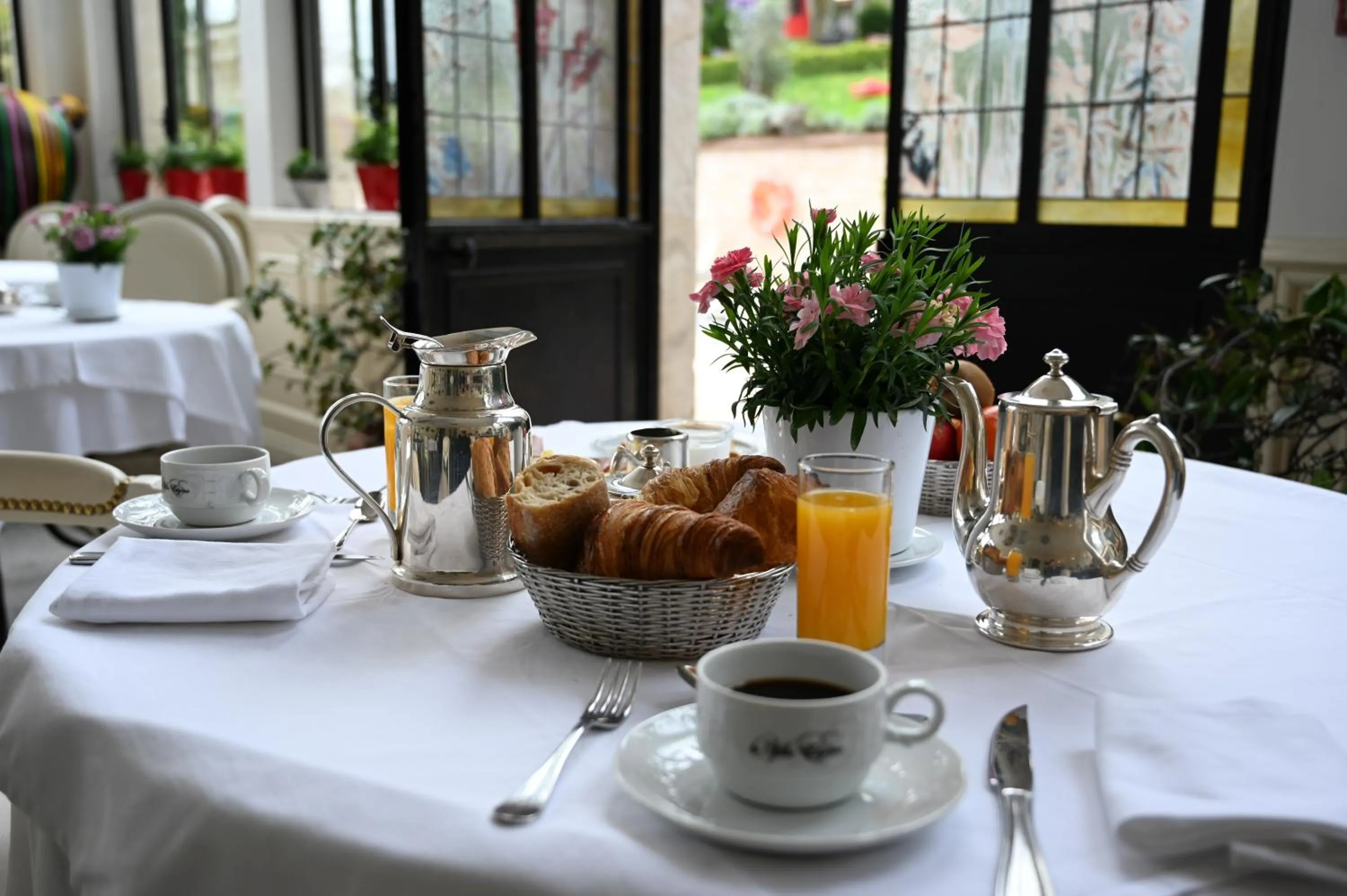 Property building in Hôtel La Villa Eugene