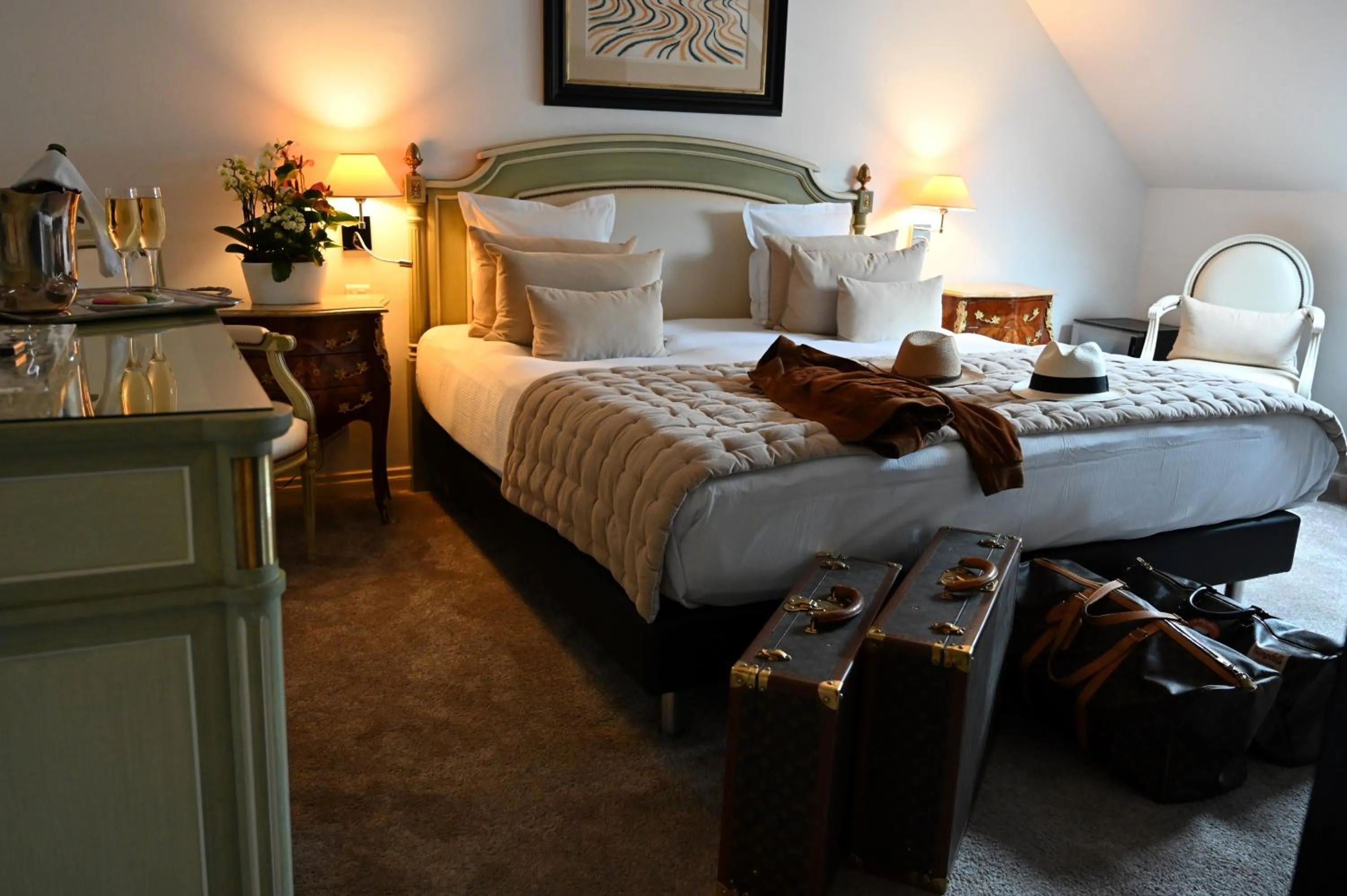 Property building, Bed in Hôtel La Villa Eugene