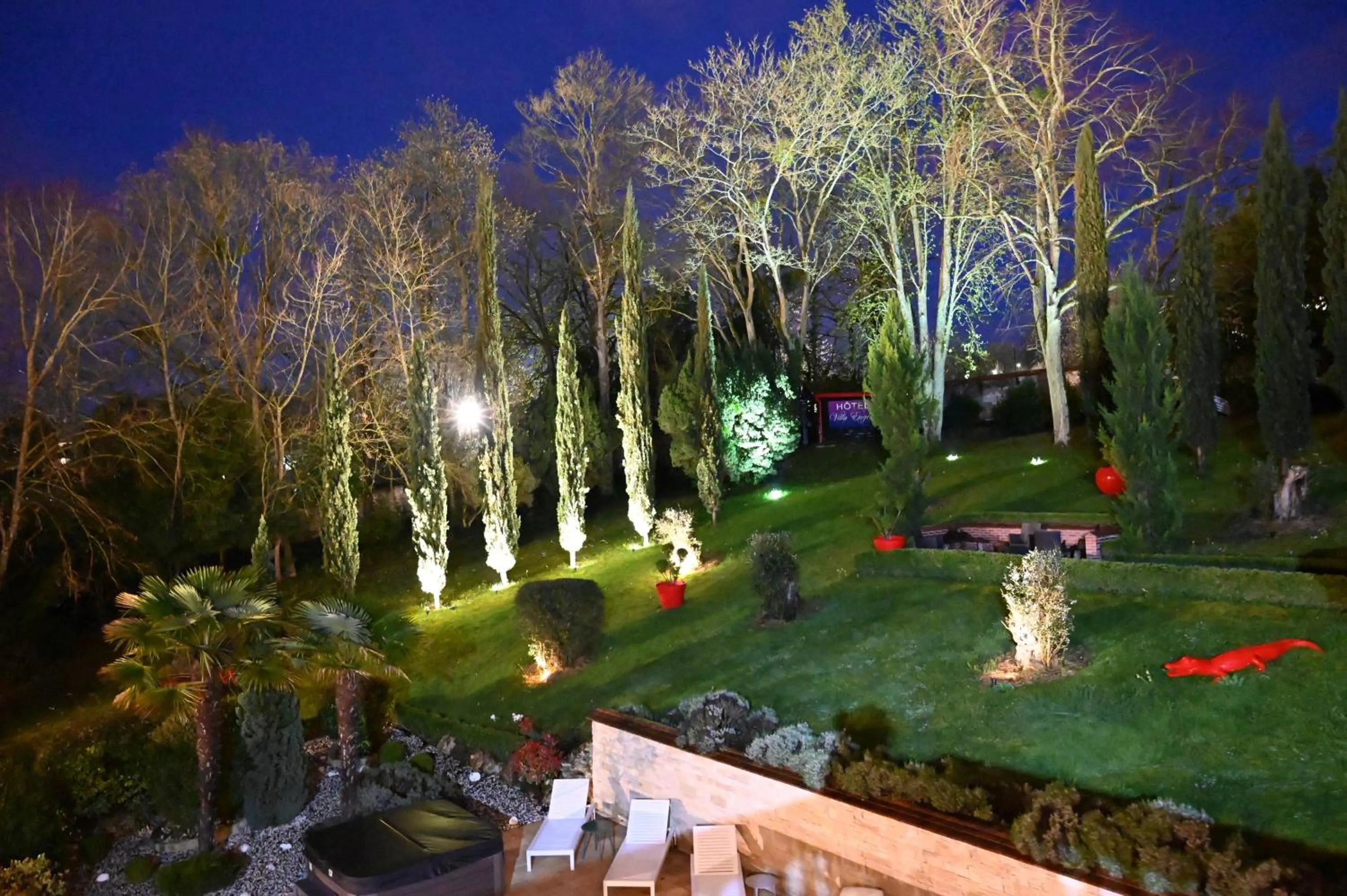 Property building in Hôtel La Villa Eugene