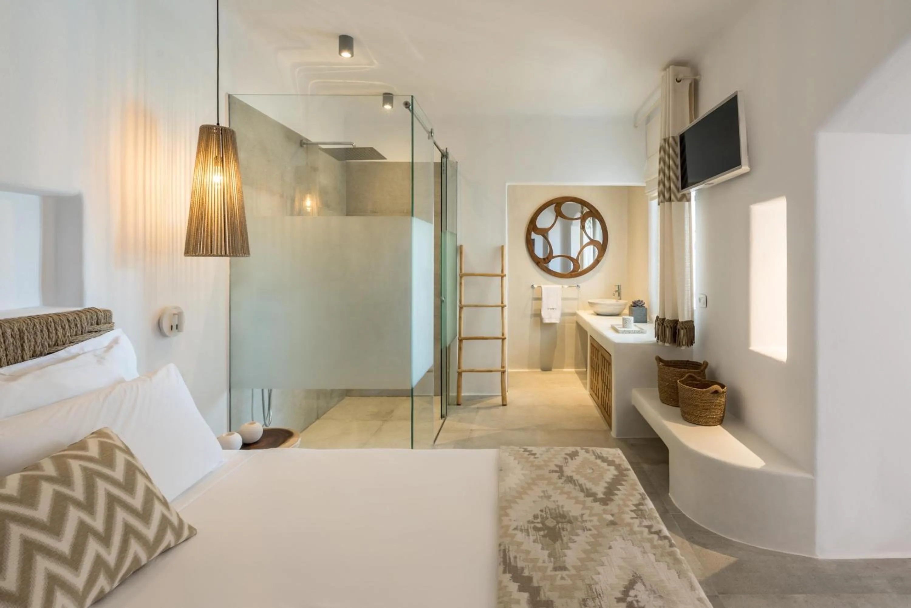 Shower, Bed in Virtu Suites