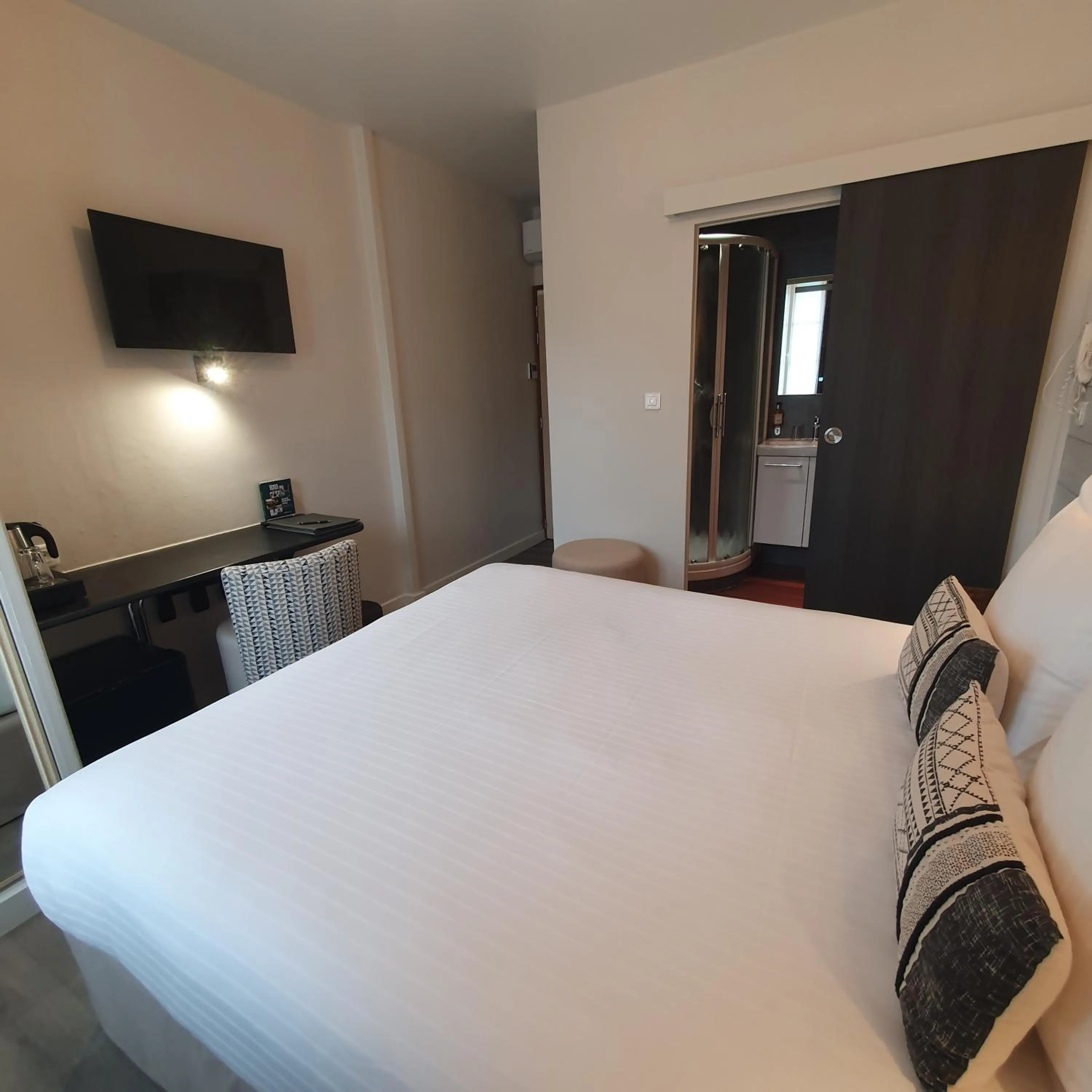 Property building, Bed in Logis Hotel La Closerie