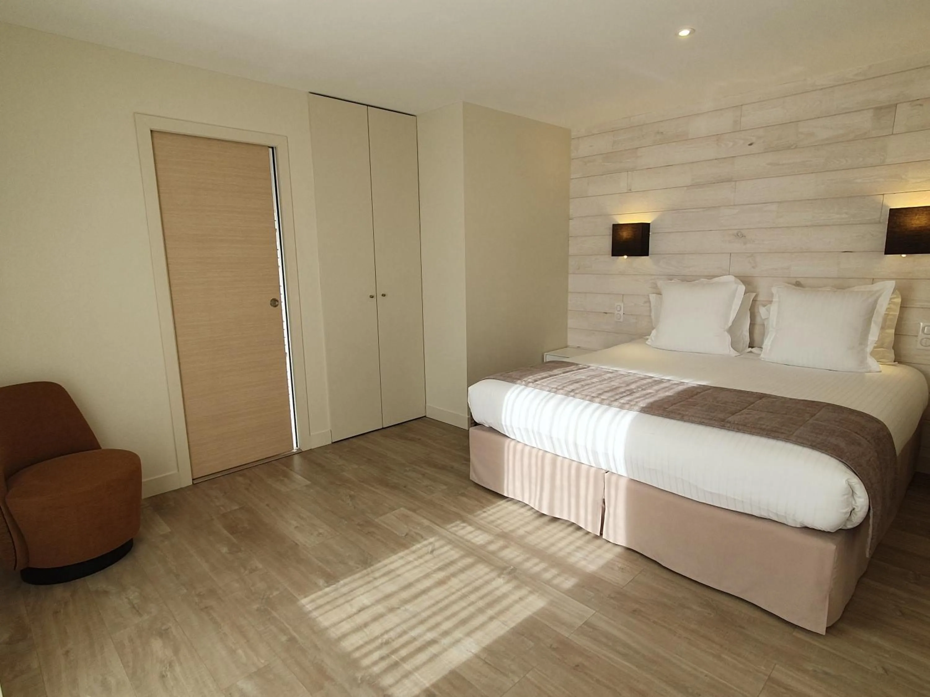 Property building, Bed in Logis Hotel La Closerie
