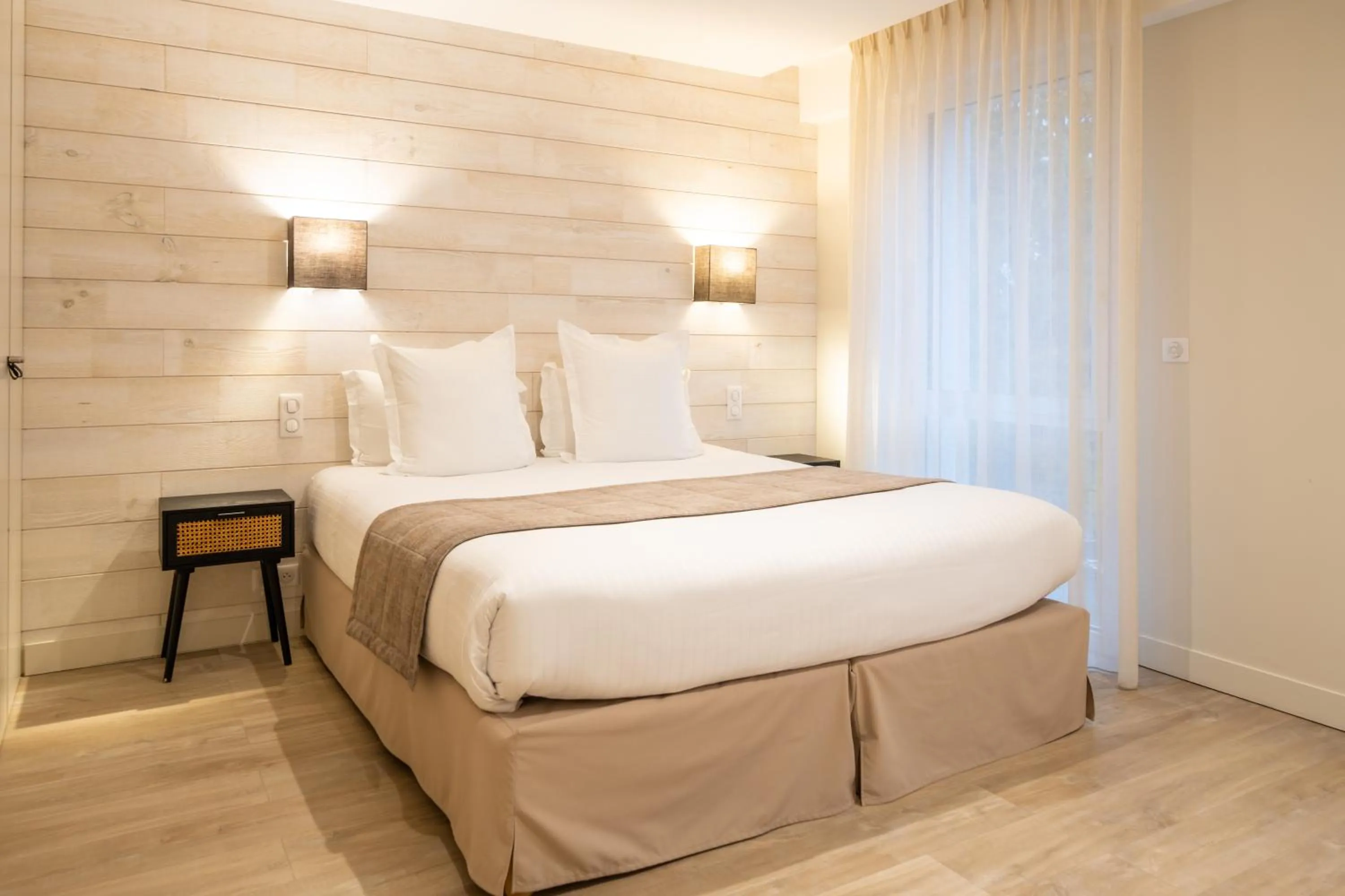 Property building, Bed in Logis Hotel La Closerie