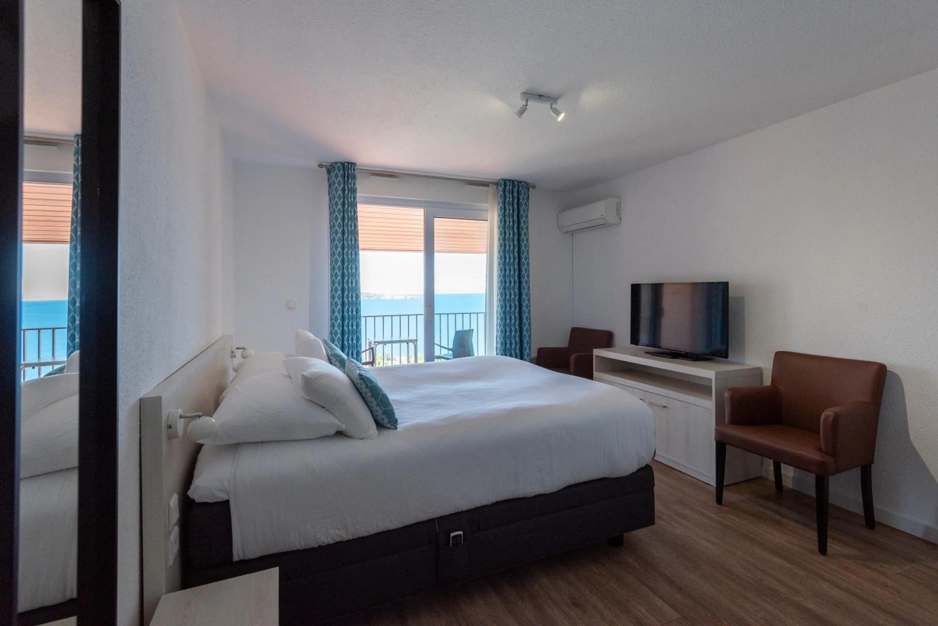 Photo of the whole room, Bed in Côté Thalasso Hôtel & Spa Marin