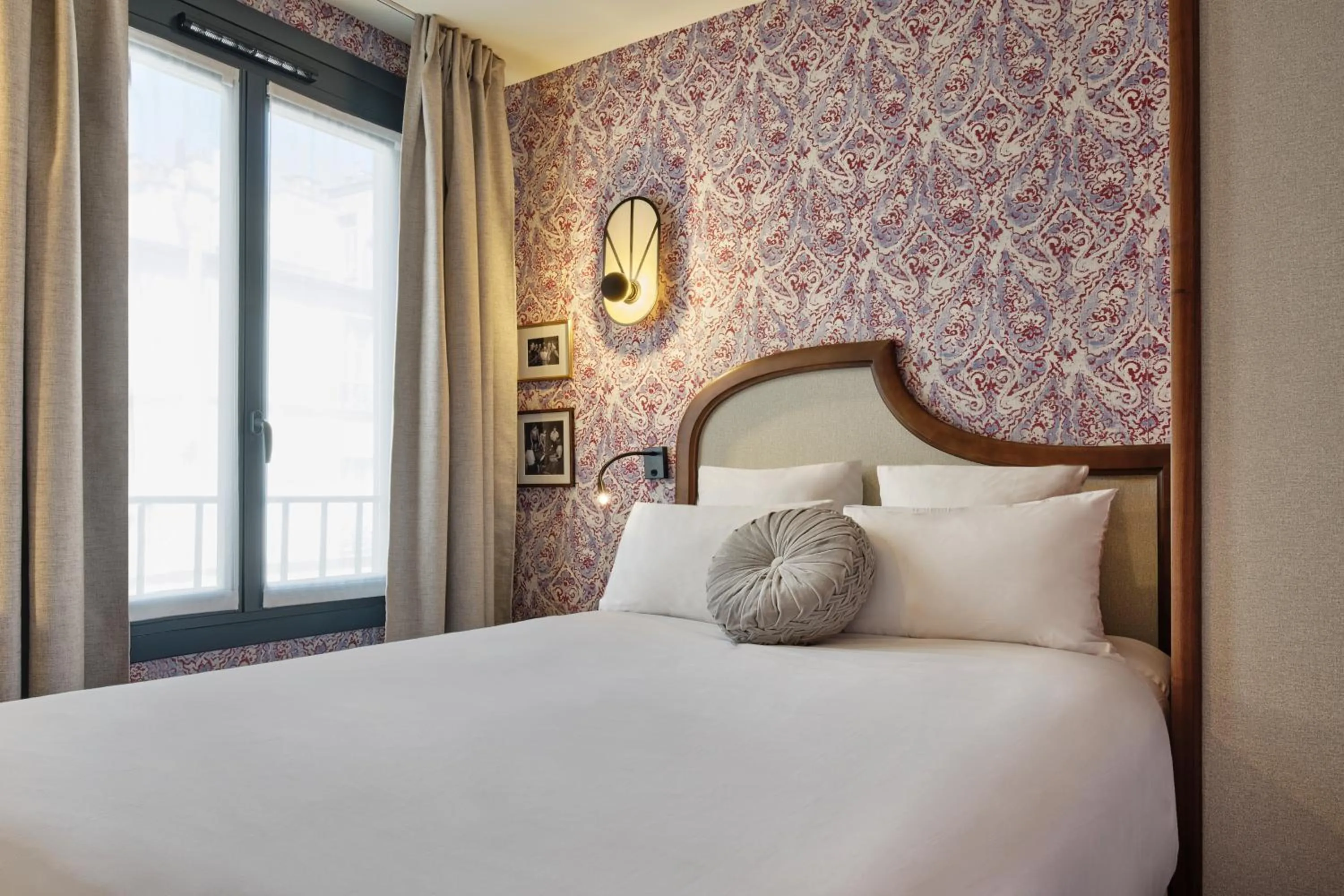 Photo of the whole room, Bed in Hôtel Joséphine by Happyculture