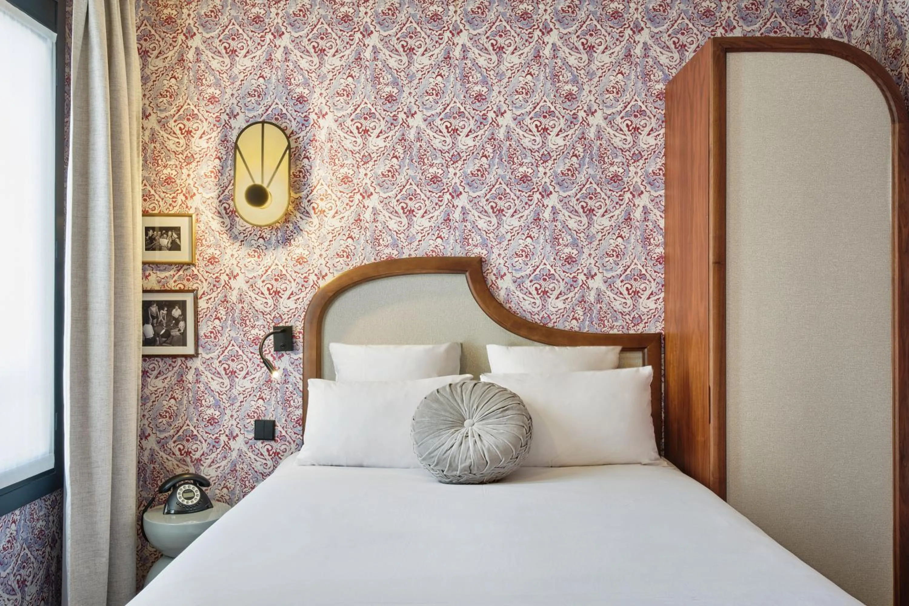 Photo of the whole room, Bed in Hôtel Joséphine by Happyculture