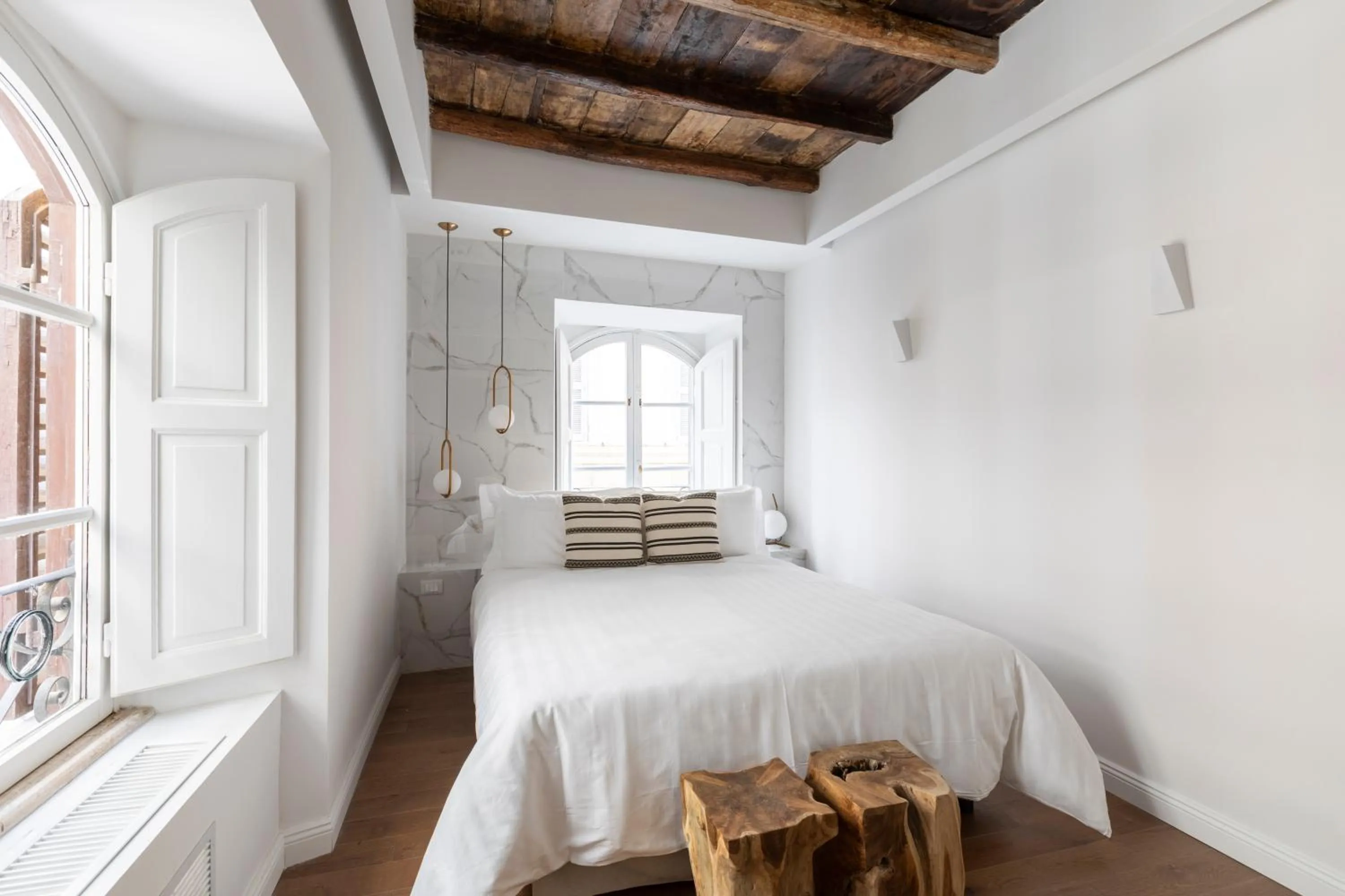 Bed in Louly Trevi Fountain