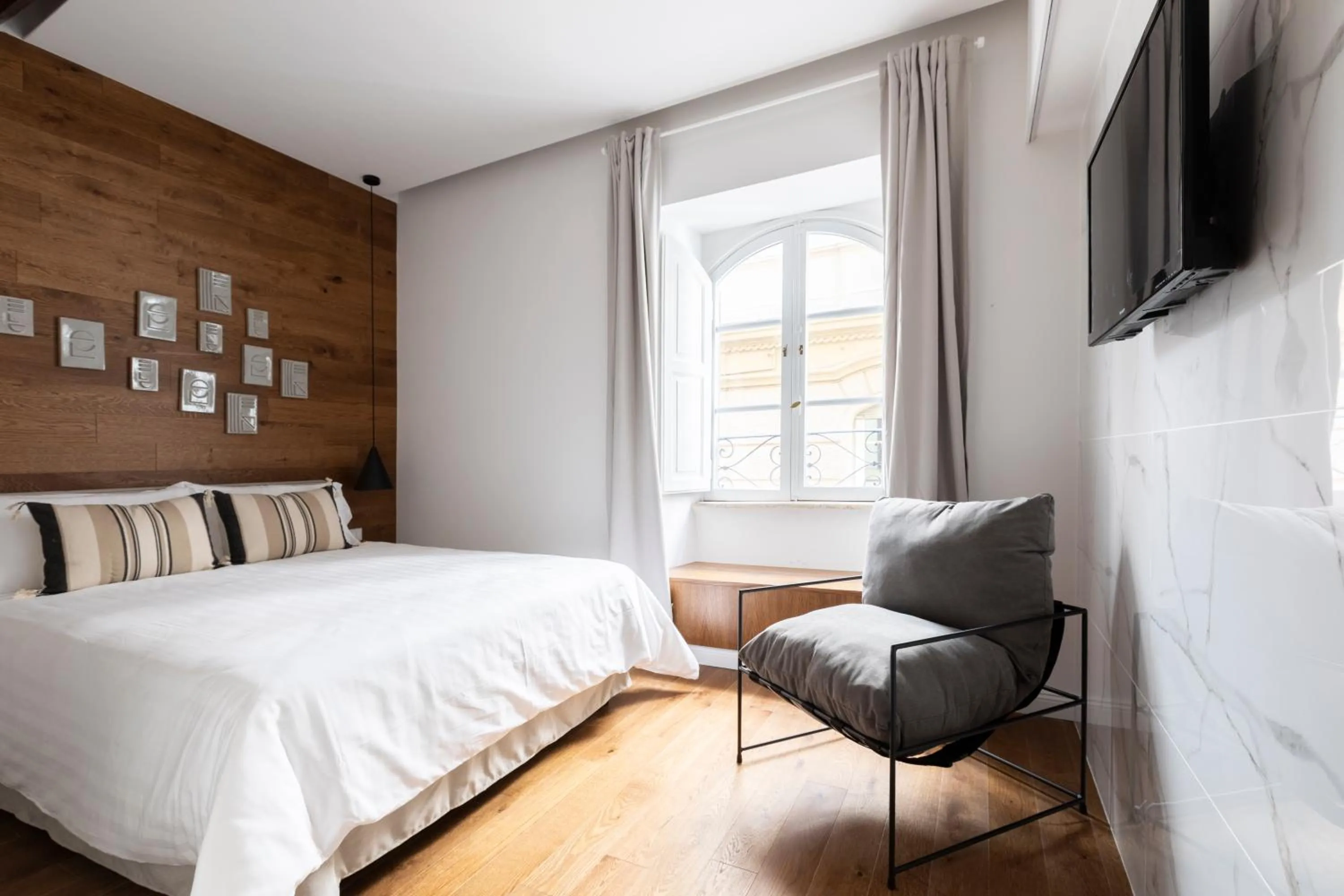 Bed in Louly Trevi Fountain