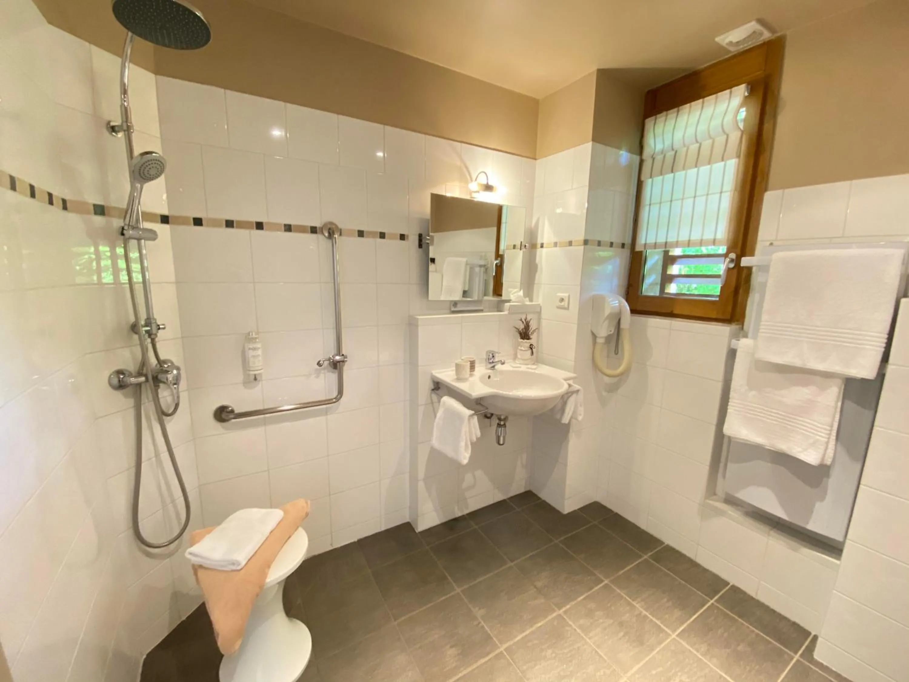 Shower in Hôtel Les Esclargies