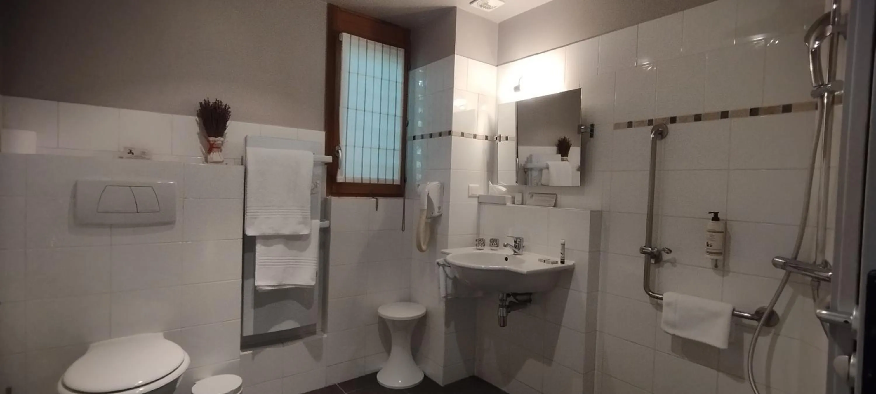 Bathroom in Hôtel Les Esclargies