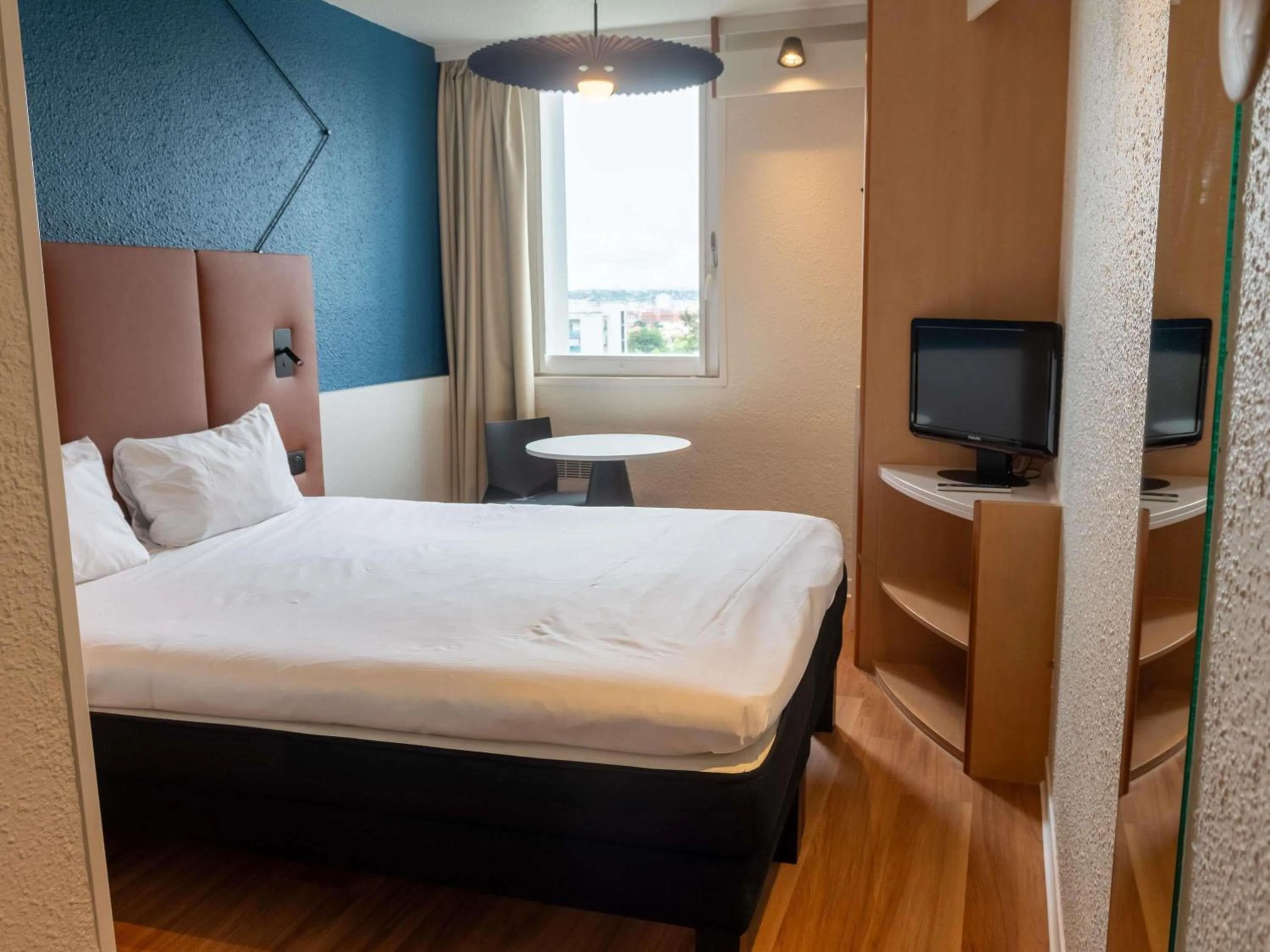 Bedroom, Bed in ibis Lyon Est Bron