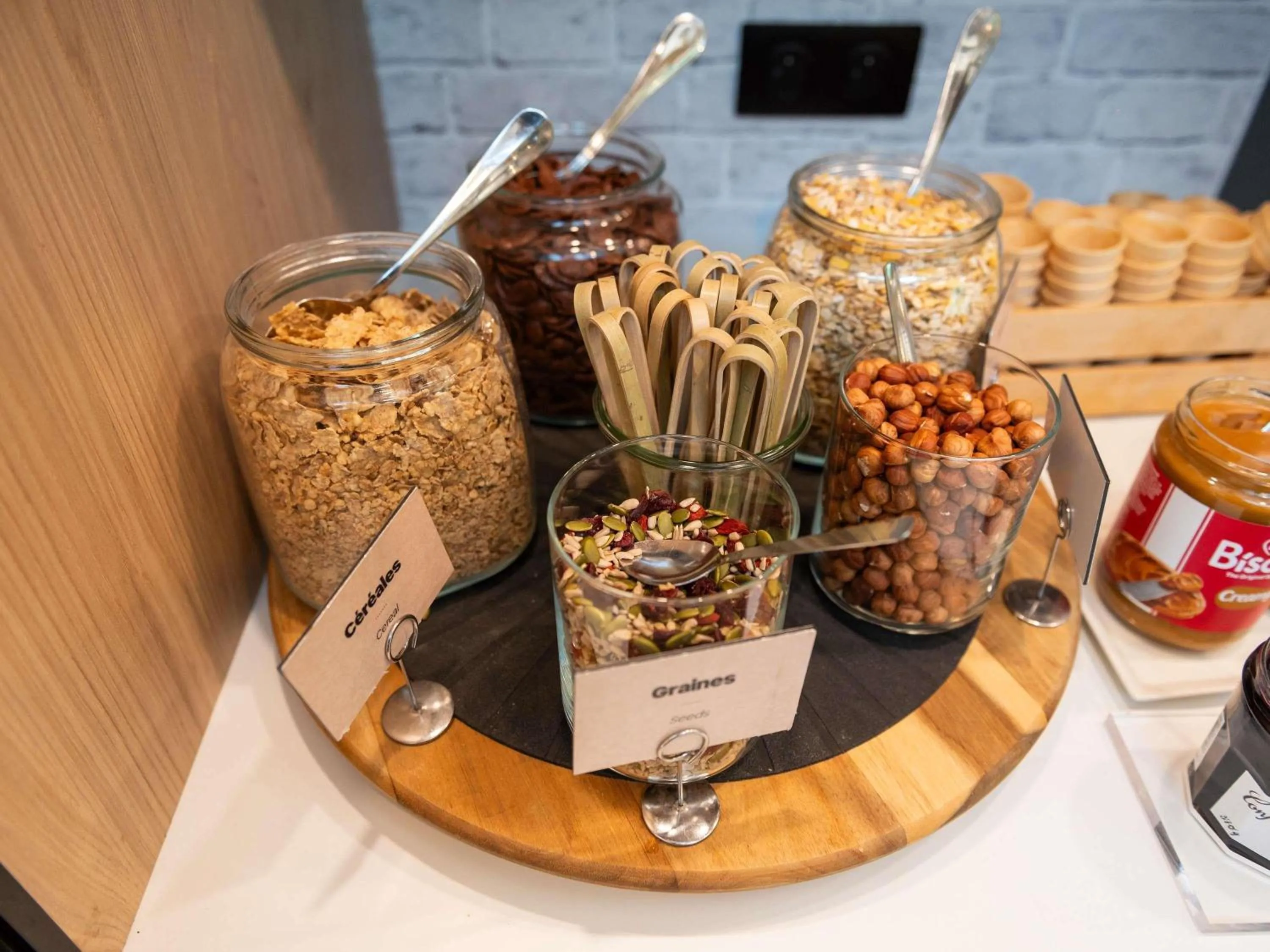 Restaurant/places to eat in ibis Lyon Est Bron