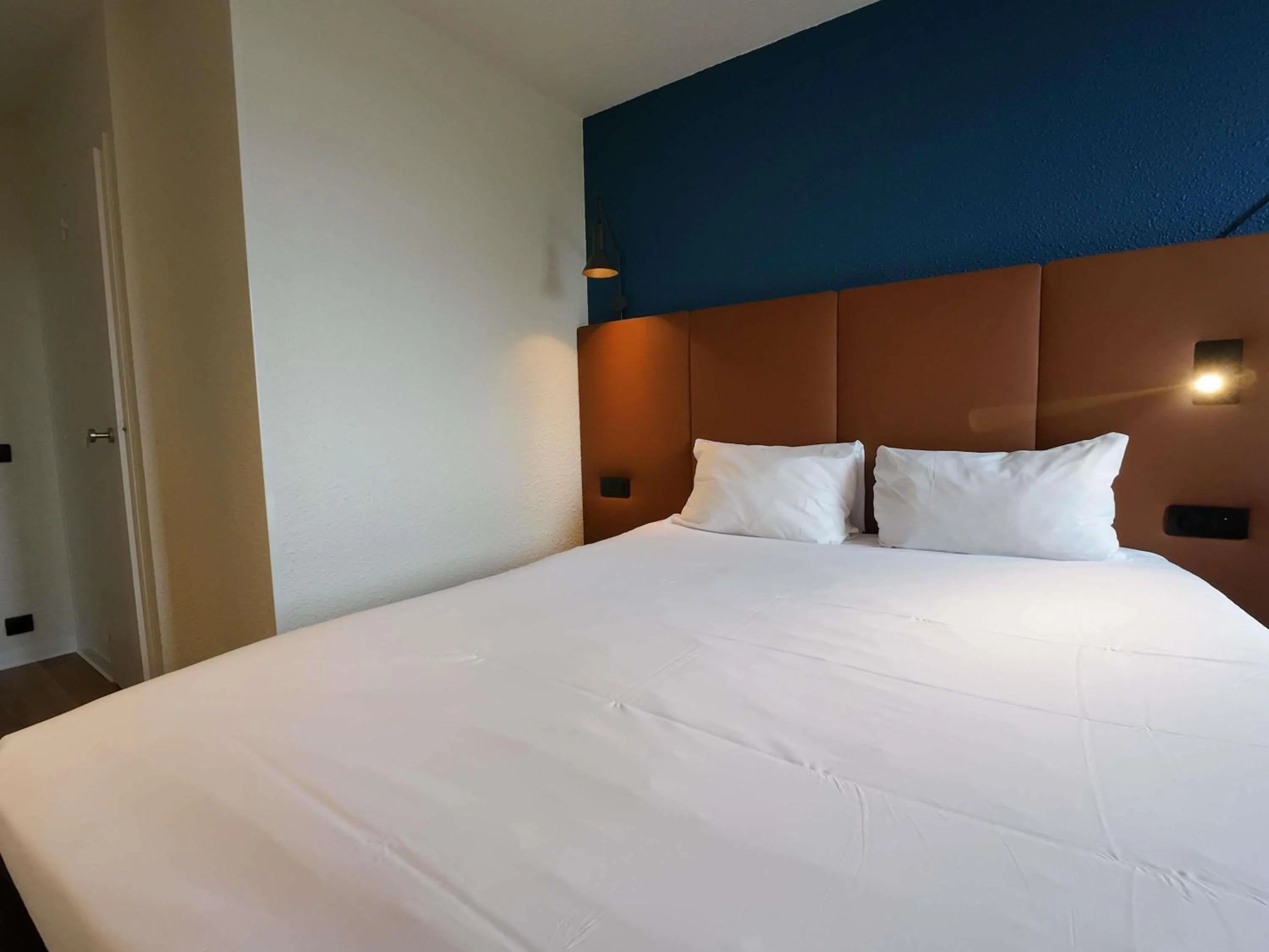 Bedroom, Bed in ibis Lyon Est Bron