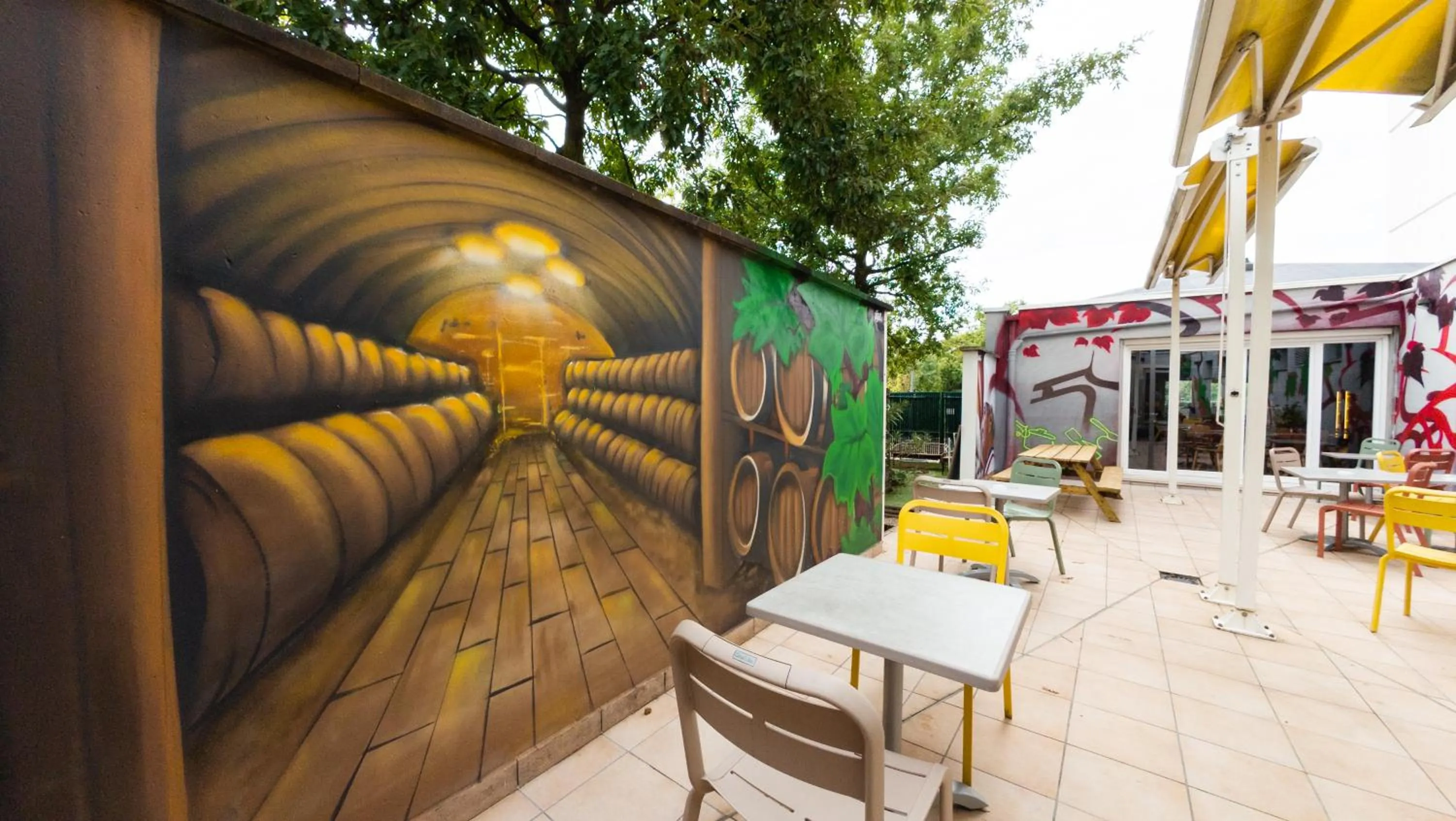 Patio in ibis Lyon Est Bron