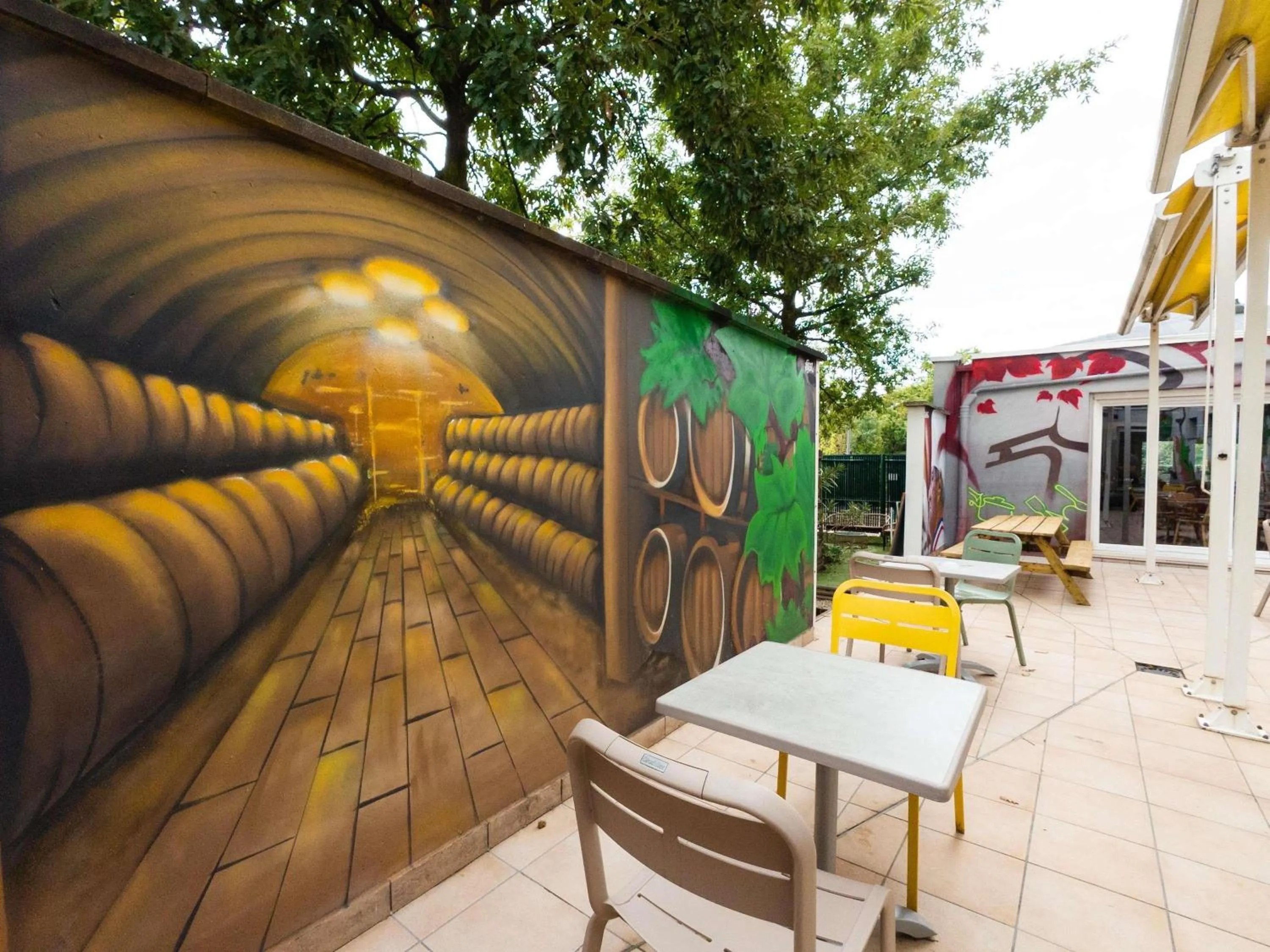 Lounge or bar in ibis Lyon Est Bron