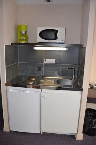 Kitchen or kitchenette in Logis Golfe Hotel