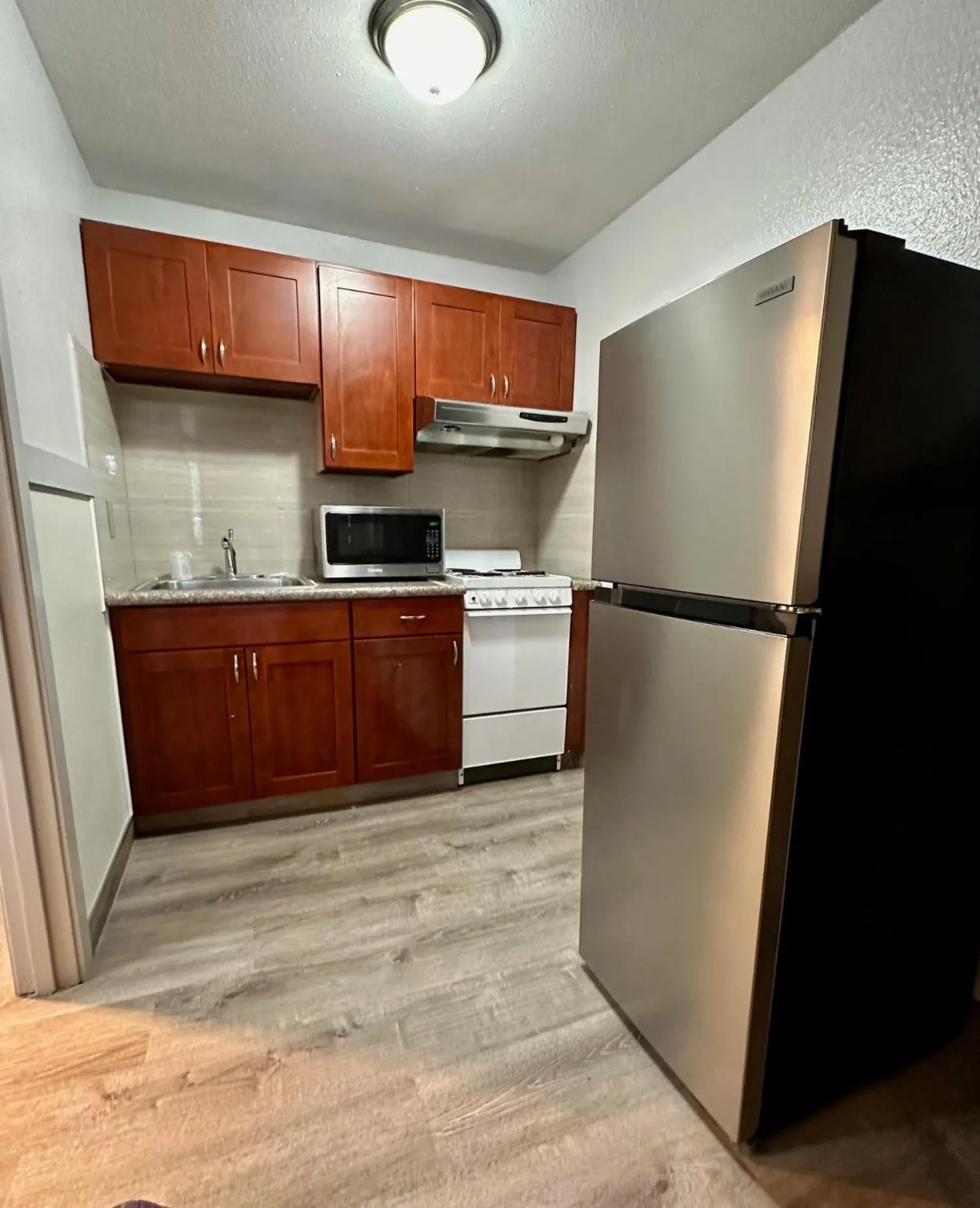 Kitchen or kitchenette in Emerald Best Motel