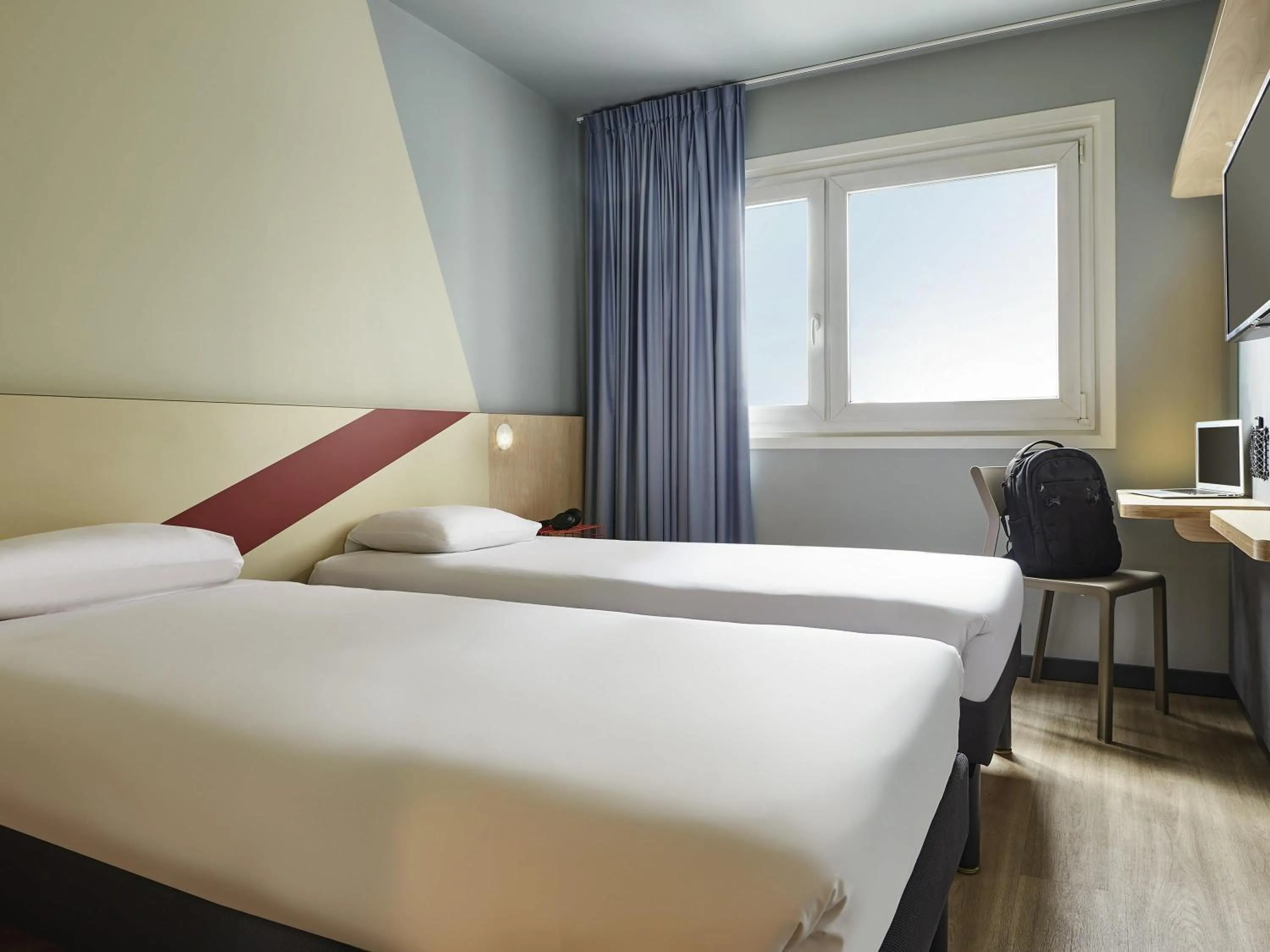 Bedroom, Bed in ibis budget Paris Porte d'Aubervilliers