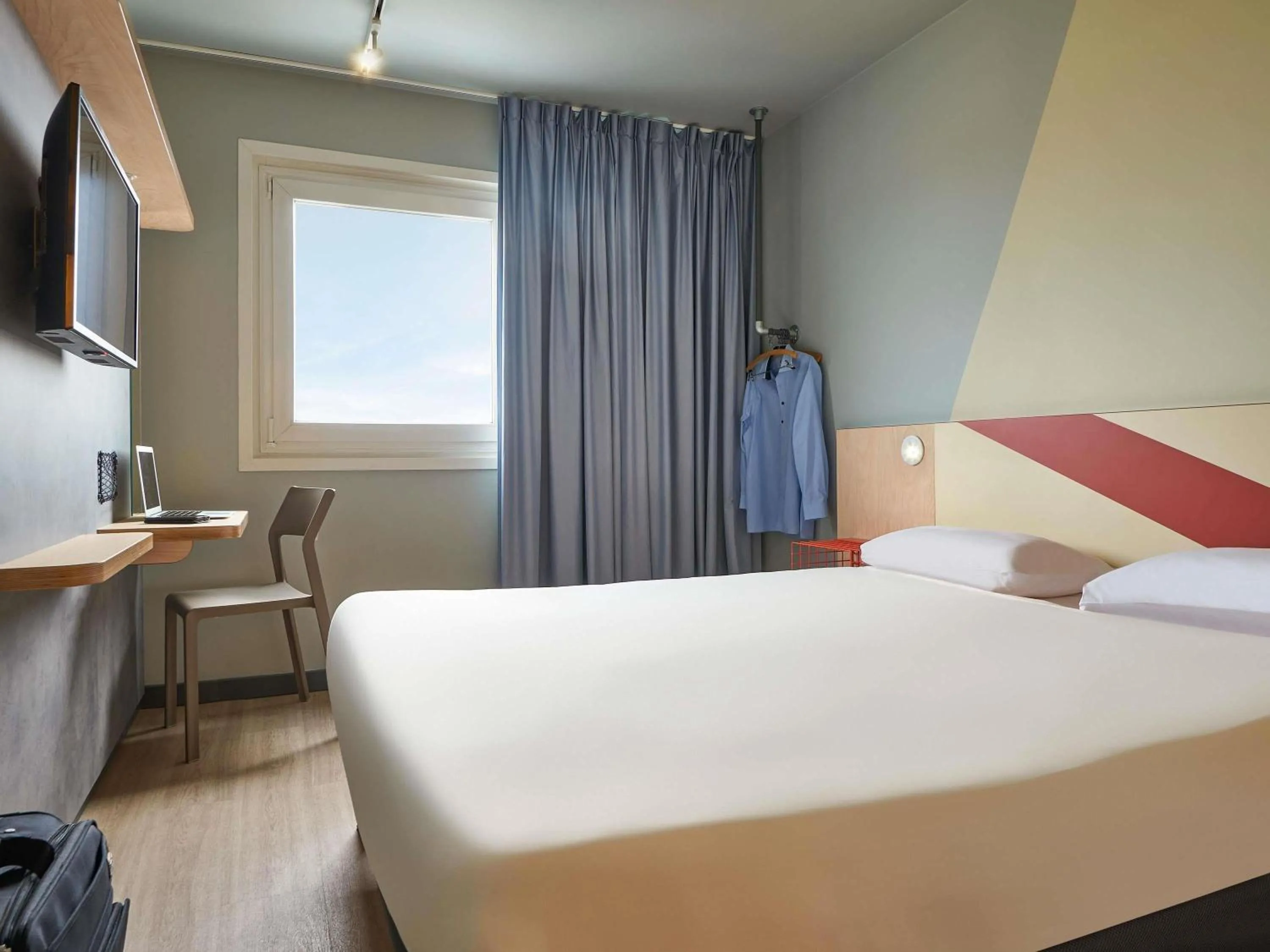 Bedroom, Bed in ibis budget Paris Porte d'Aubervilliers